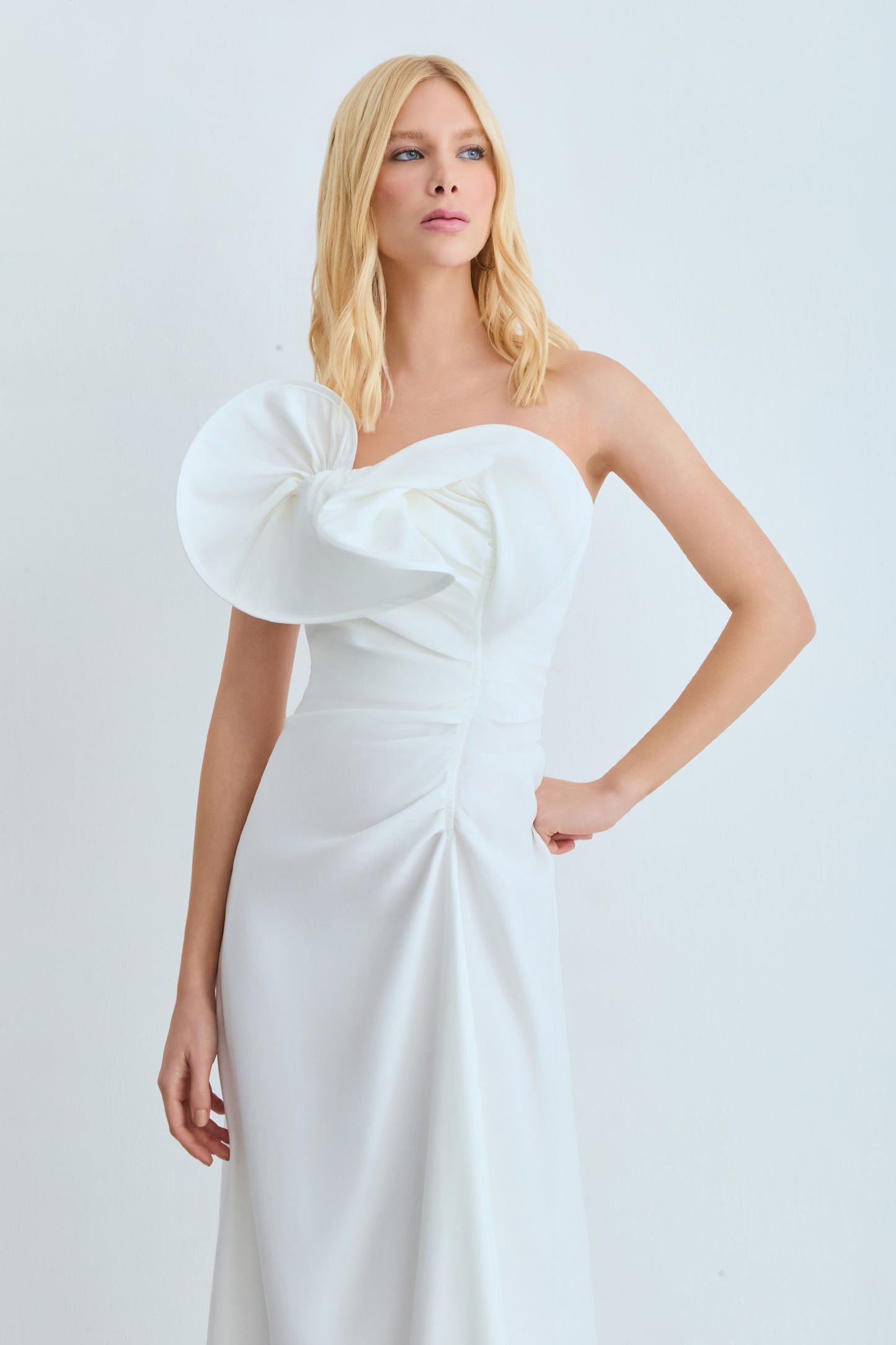 VESTIDO MIDI DECOTE ASSIMETRICO ESTRUTURADO OFF WHITE