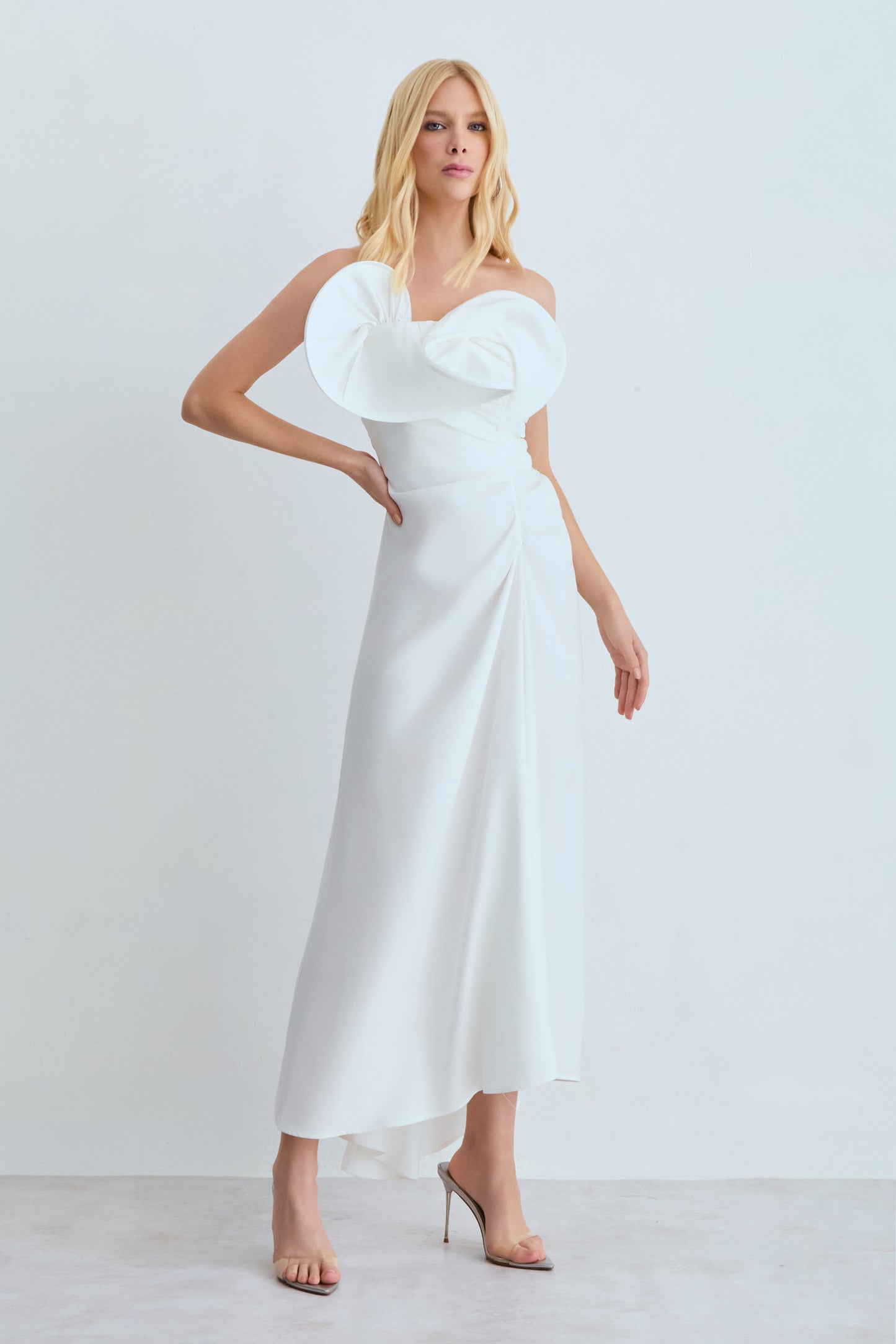 VESTIDO MIDI DECOTE ASSIMETRICO ESTRUTURADO OFF WHITE