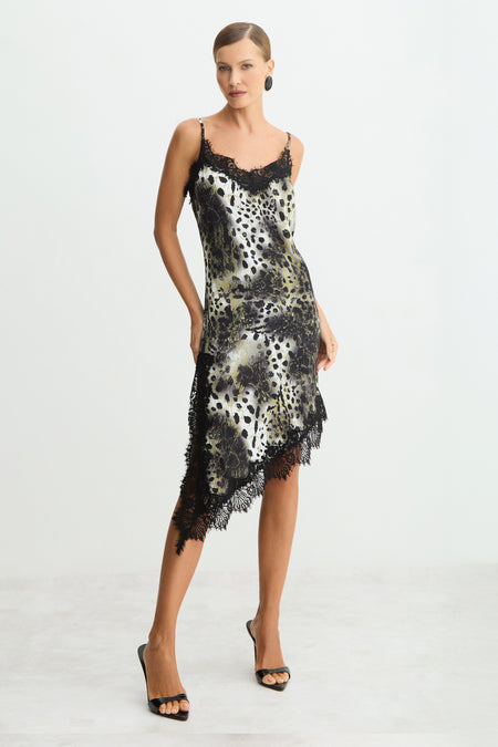 VESTIDO MIDI RENDA DECOTE E BARRA ASSIMETRICA ESTAMPA ONCA
