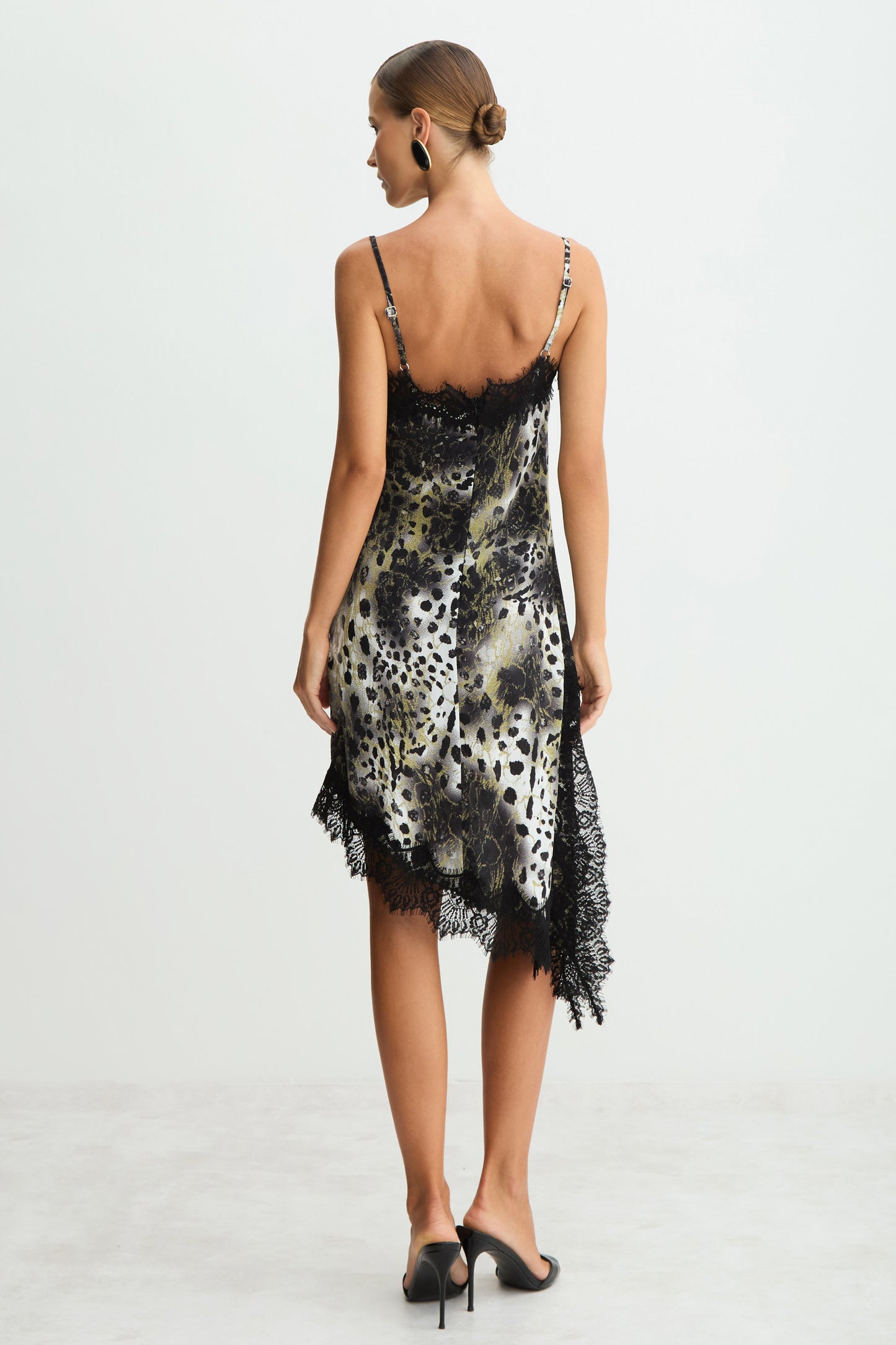 VESTIDO MIDI RENDA DECOTE E BARRA ASSIMETRICA ESTAMPA ONCA