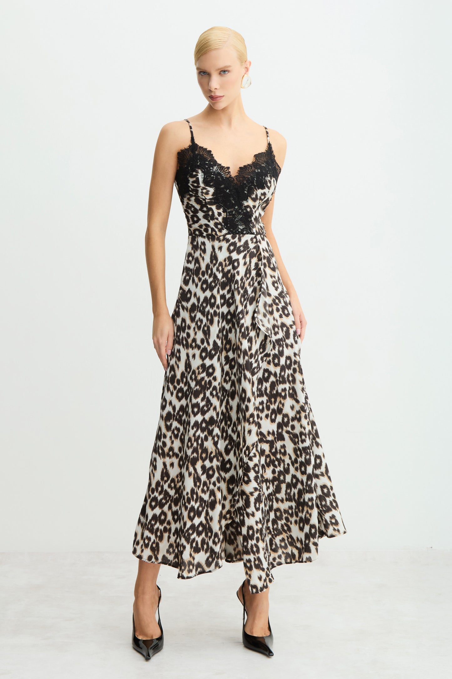 VESTIDO MIDI DECOTE V COM RENDA BUSTO ESTAMPADO PRETO COM AREIA