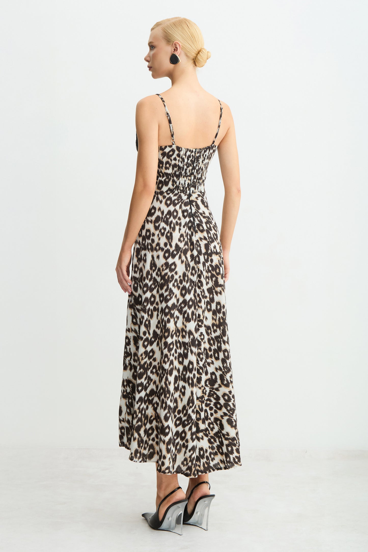 VESTIDO MIDI DECOTE V COM RENDA BUSTO ESTAMPADO PRETO COM AREIA