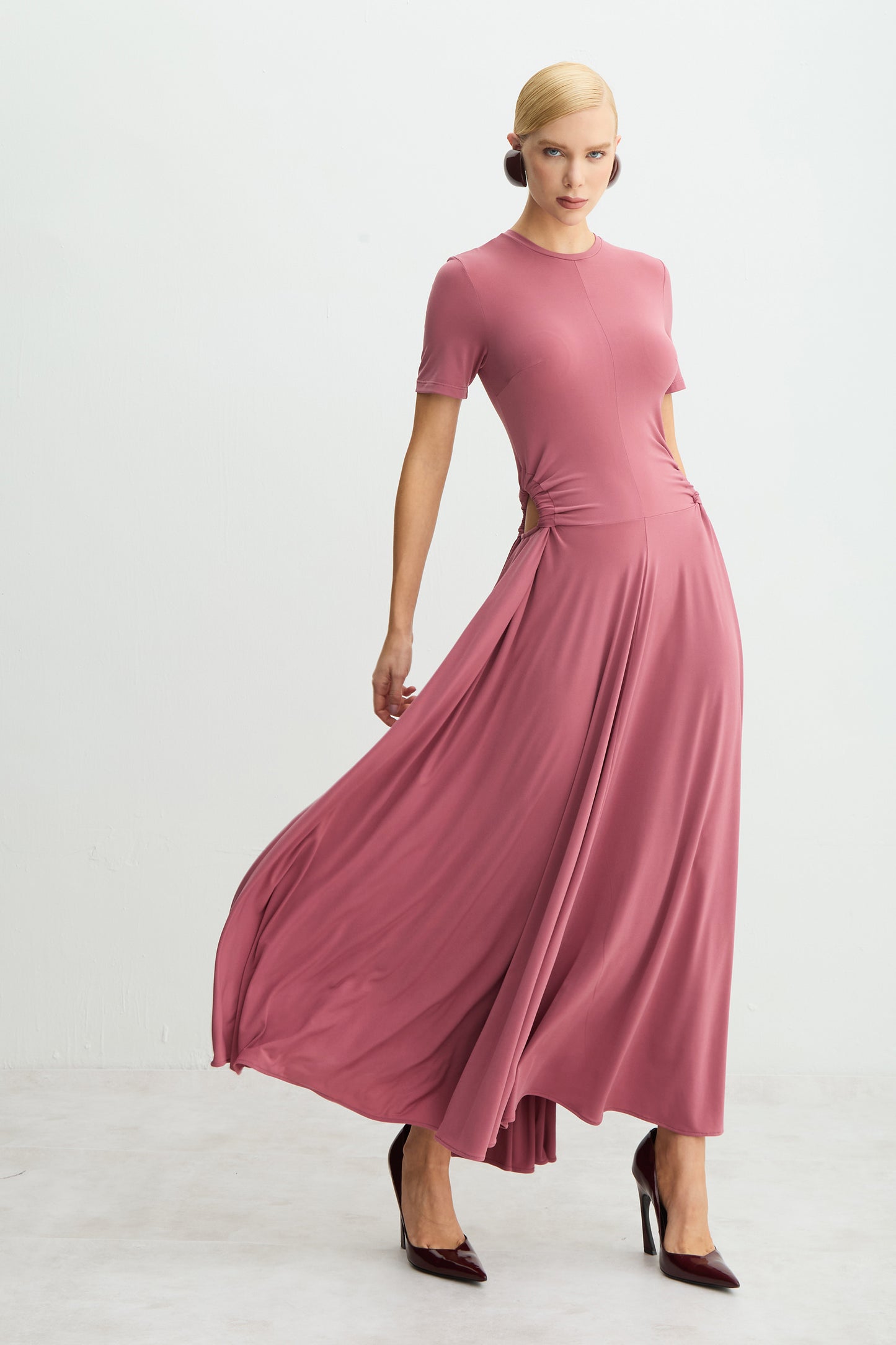 VESTIDO MIDI ALONGADO ABERTURA COM FRANZIDO LATERAL UVA