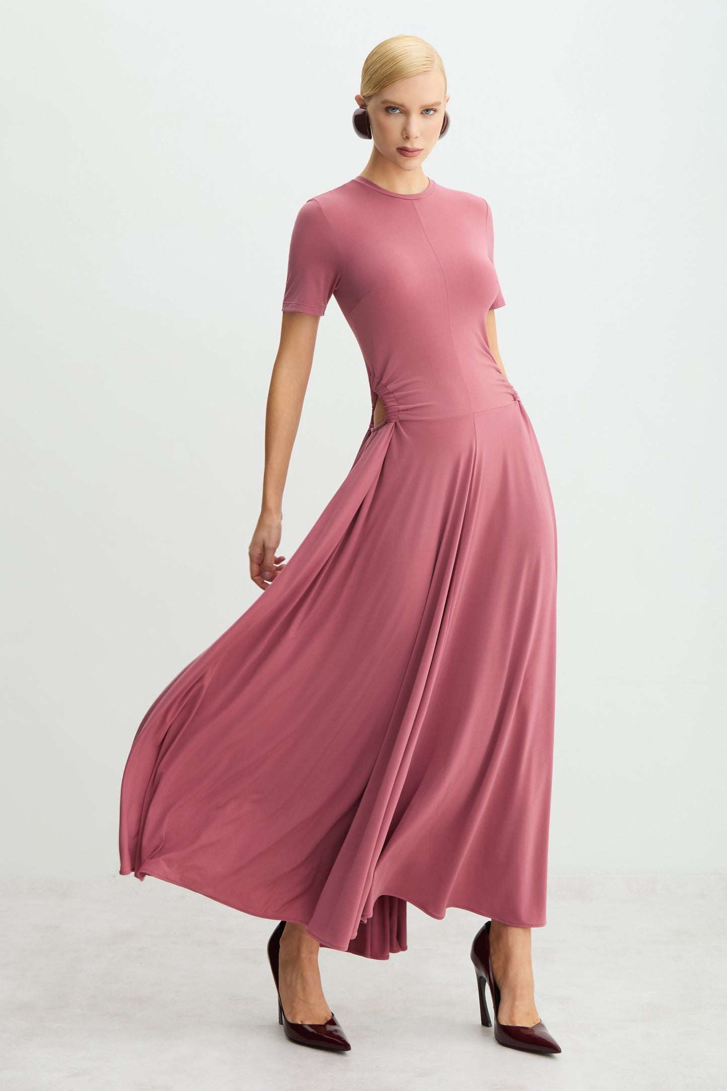 VESTIDO MIDI ALONGADO ABERTURA COM FRANZIDO LATERAL UVA