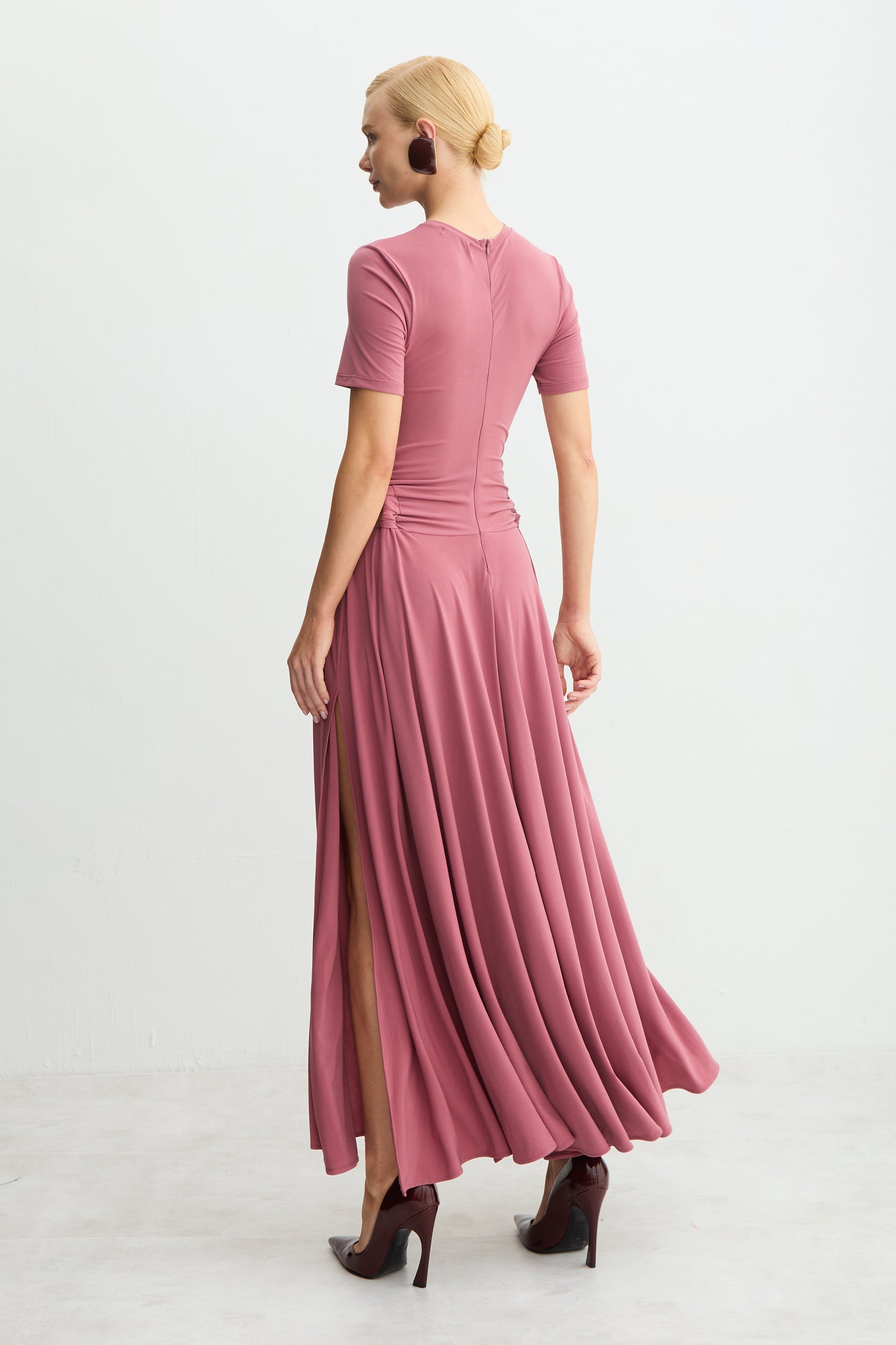 VESTIDO MIDI ALONGADO ABERTURA COM FRANZIDO LATERAL UVA