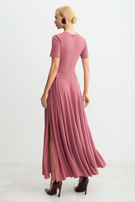 VESTIDO MIDI ALONGADO ABERTURA COM FRANZIDO LATERAL UVA