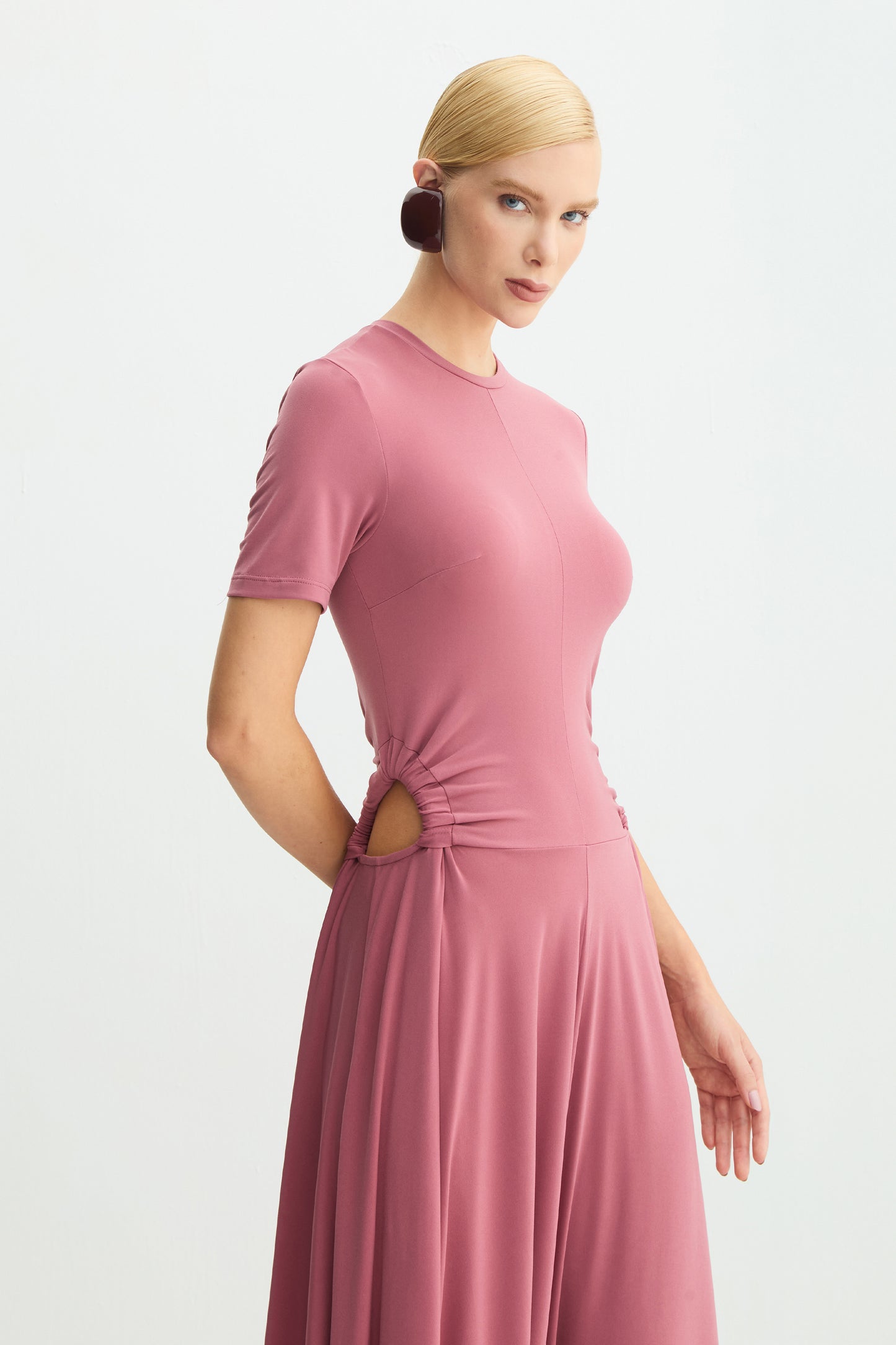 VESTIDO MIDI ALONGADO ABERTURA COM FRANZIDO LATERAL UVA