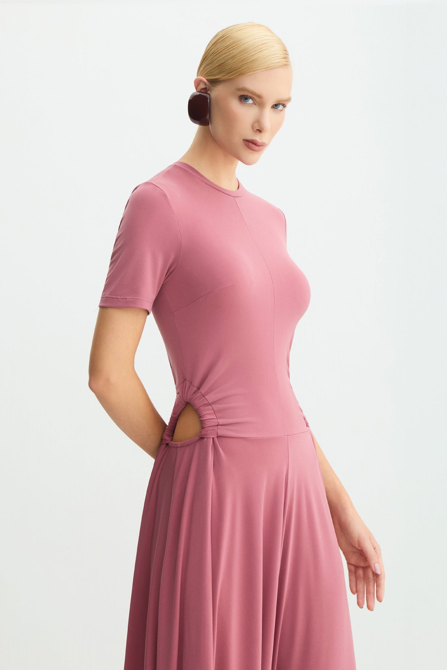 VESTIDO MIDI ALONGADO ABERTURA COM FRANZIDO LATERAL UVA