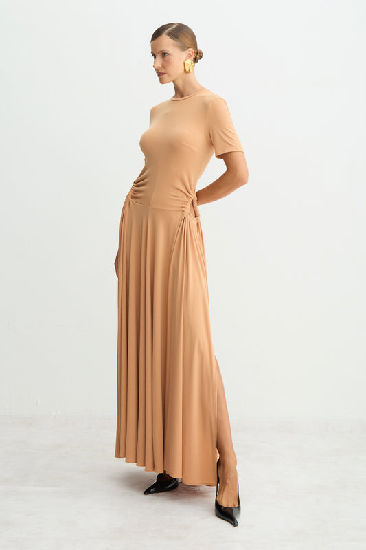 VESTIDO MIDI ALONGADO ABERTURA COM FRANZIDO LATERAL LARANJA PESSEGO