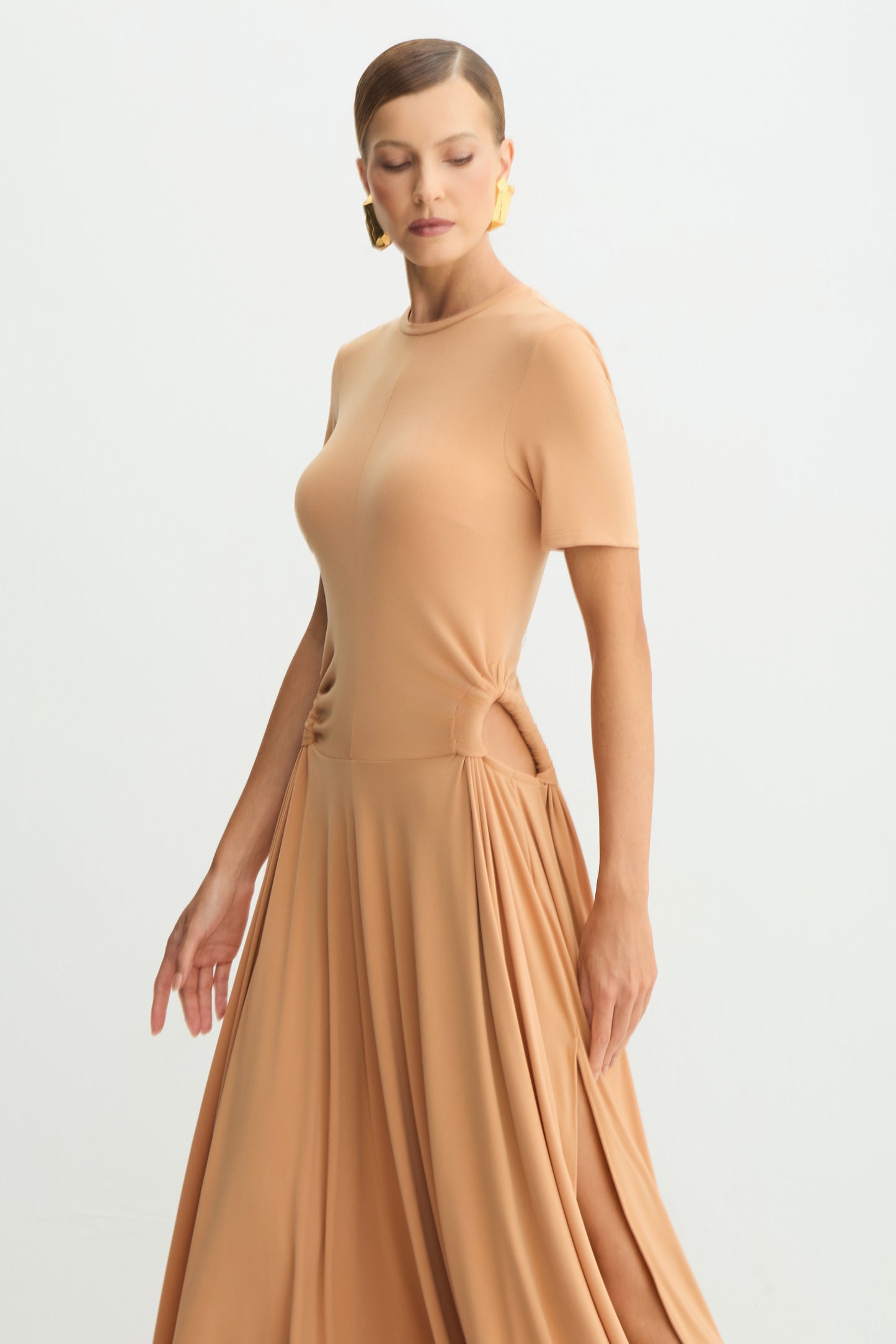 VESTIDO MIDI ALONGADO ABERTURA COM FRANZIDO LATERAL LARANJA PESSEGO