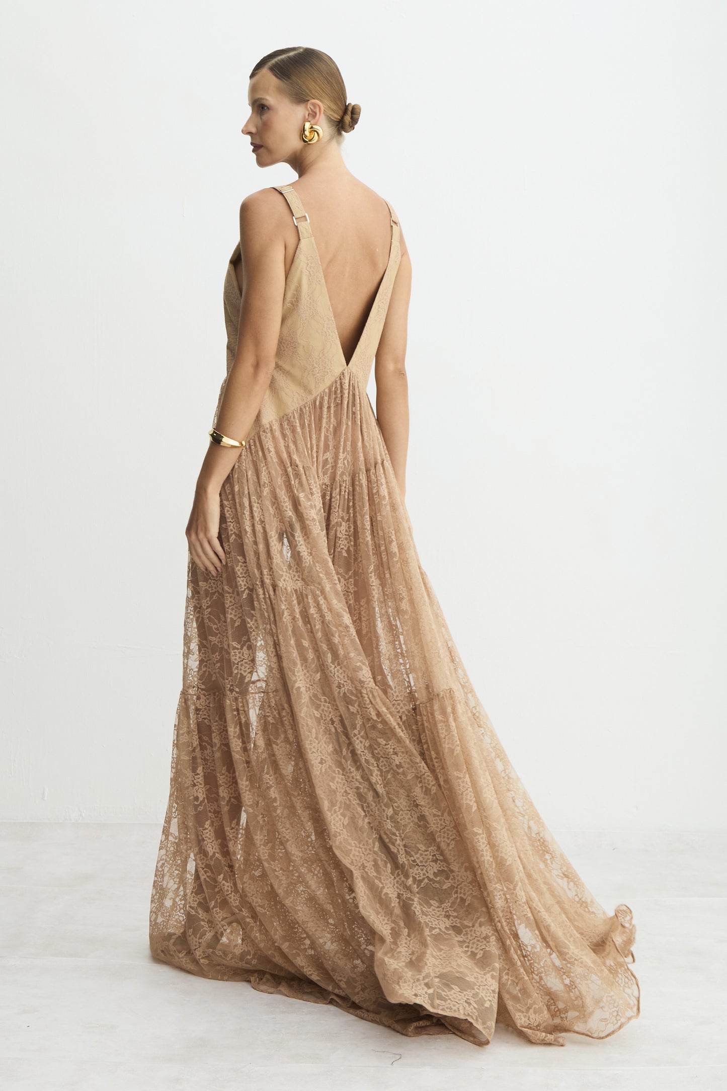 VESTIDO LONGO ALCAS LARGAS COM DECOTE V EM RENDA MOCHA MOUSSE