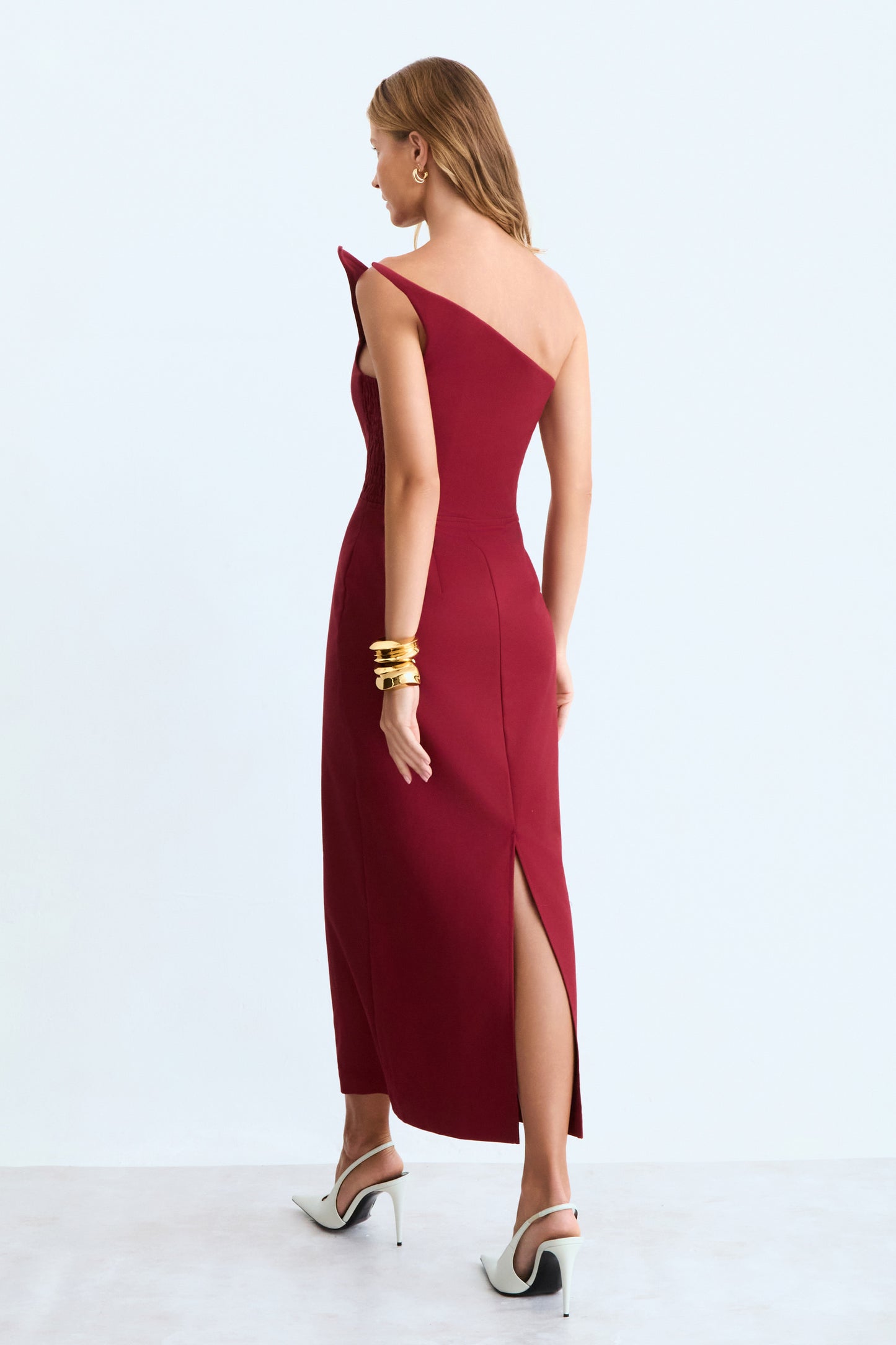 VESTIDO MIDI RECORTE ASSIMETRICO ESTRUTURADO DECOTE VERMELHO CEREJA