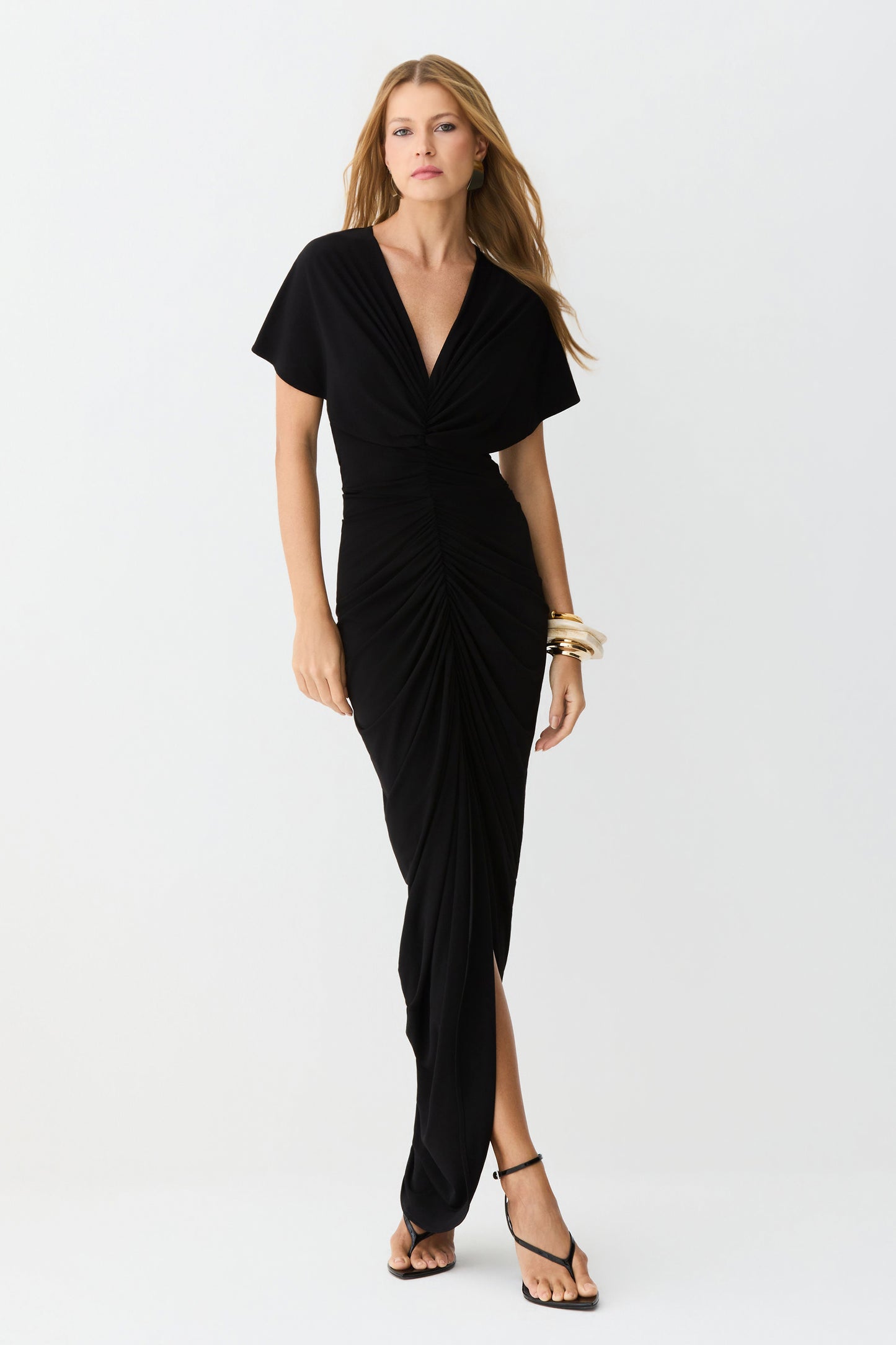 VESTIDO MIDI DECOTE V COM FRANZIDOS E VOLUME CENTRAL PRETO
