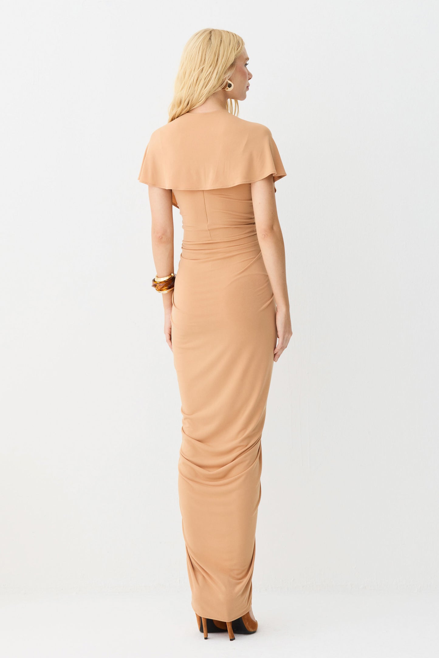 VESTIDO MIDI DECOTE V COM FRANZIDOS E VOLUME CENTRAL LARANJA PESSEGO