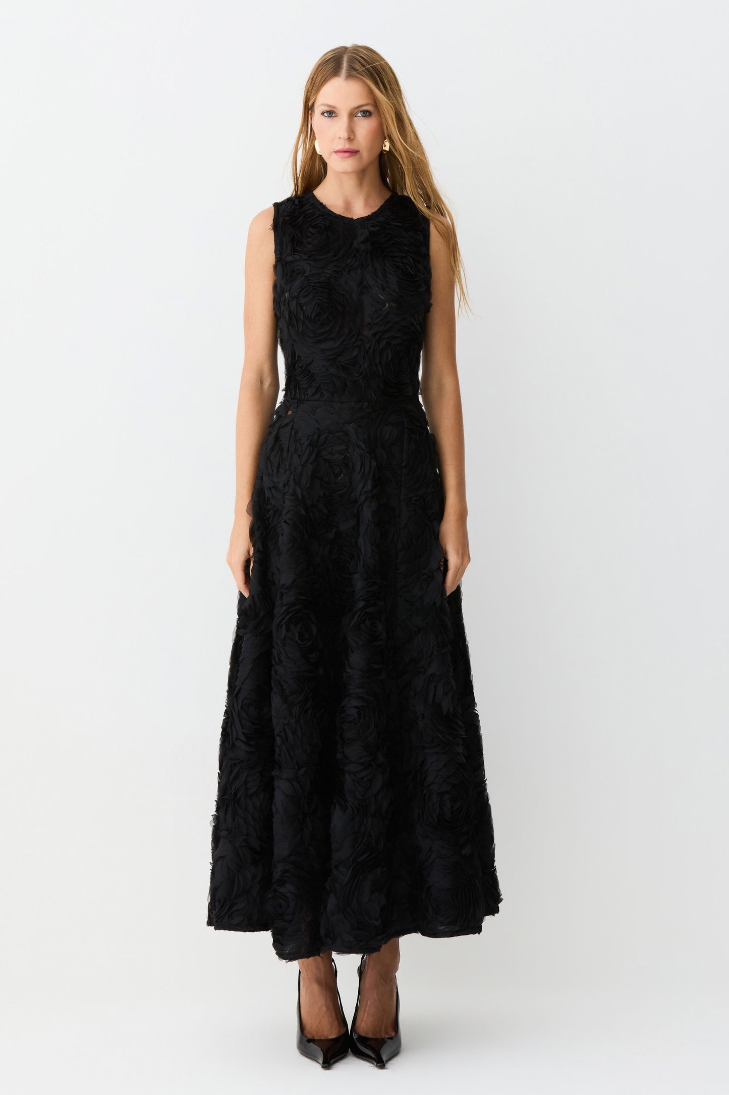 VESTIDO MIDI REGATA COM BARRA AMPLA EM TULE BORDADO PRETO