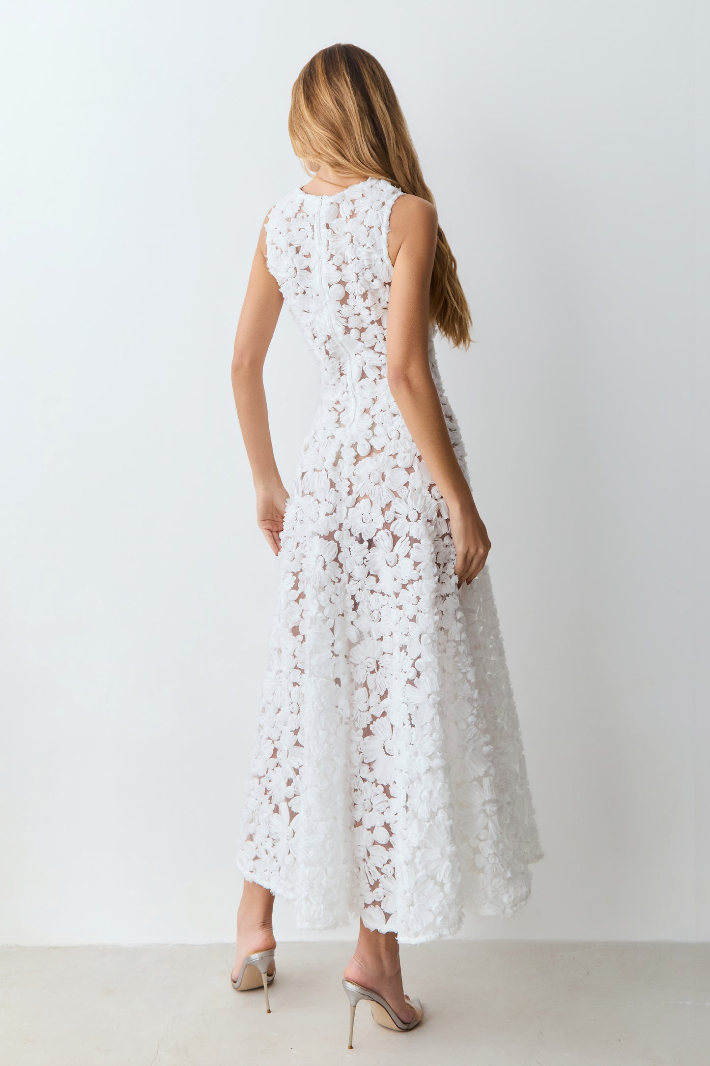 VESTIDO MIDI REGATA COM BARRA AMPLA EM TULE BORDADO OFF WHITE