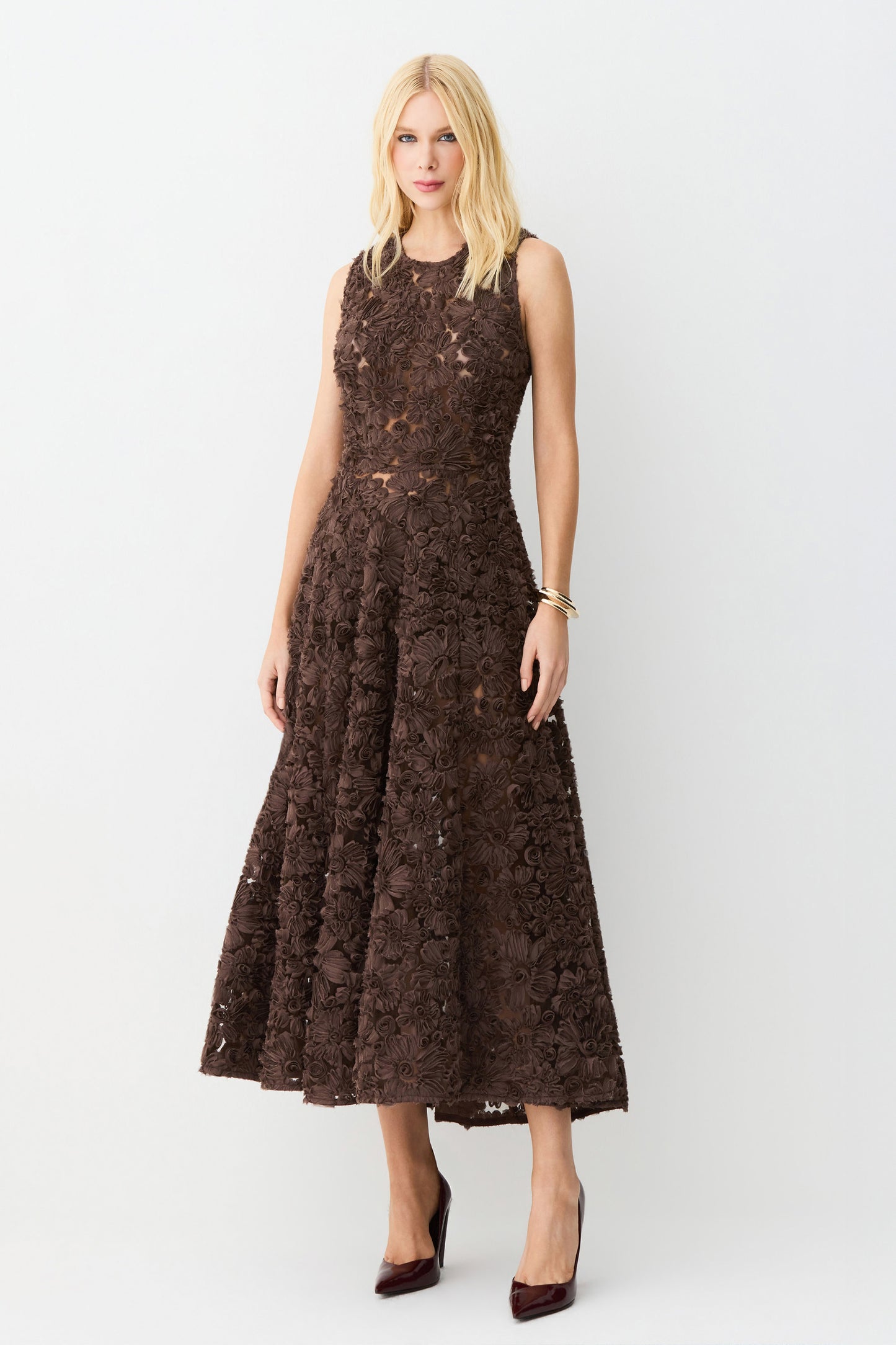 VESTIDO MIDI REGATA COM BARRA AMPLA EM TULE BORDADO MARROM CASTANHO