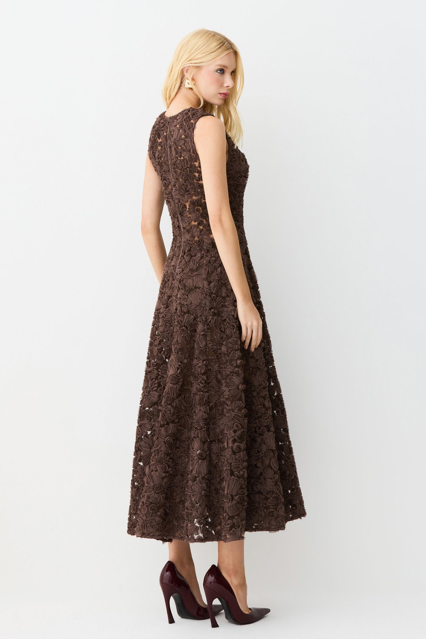 VESTIDO MIDI REGATA COM BARRA AMPLA EM TULE BORDADO MARROM CASTANHO