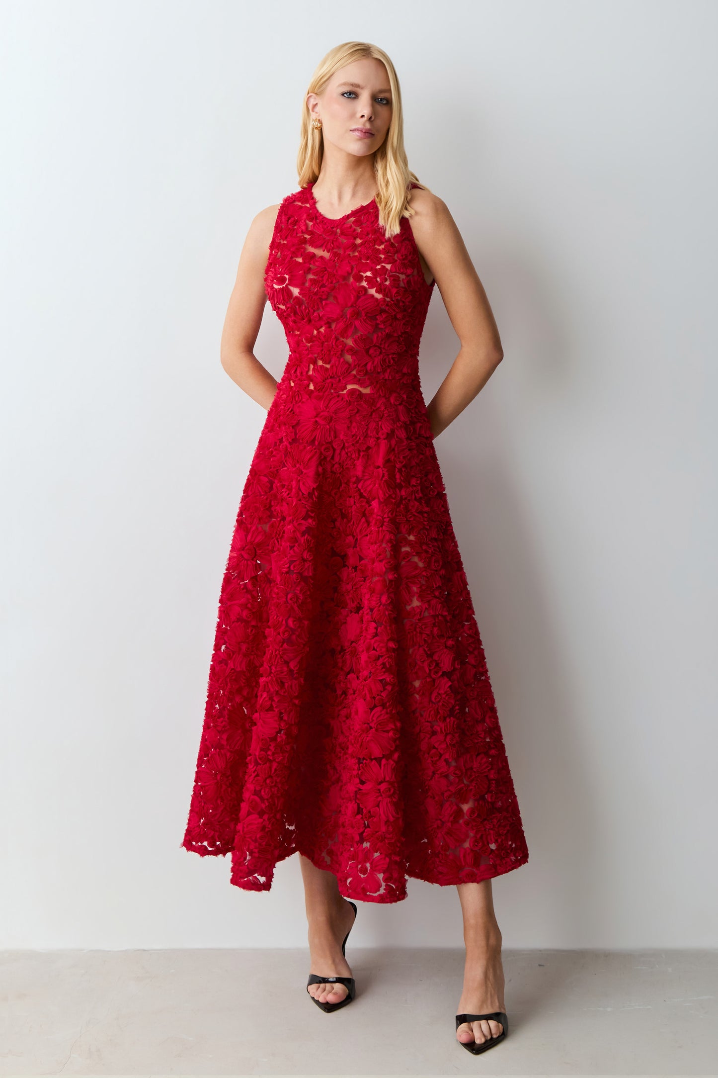VESTIDO MIDI REGATA COM BARRA AMPLA EM TULE BORDADO VERMELHO RUBI