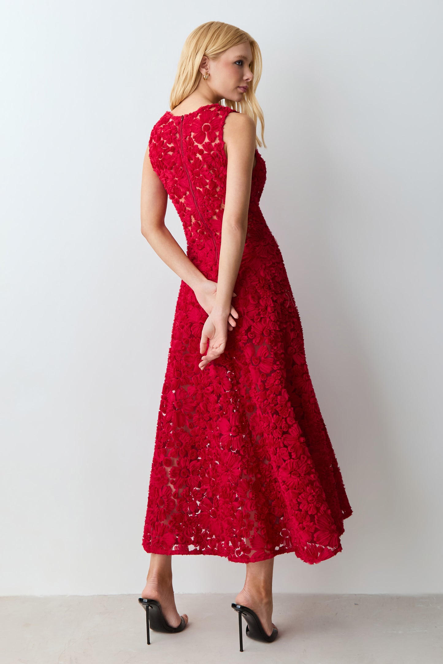 VESTIDO MIDI REGATA COM BARRA AMPLA EM TULE BORDADO VERMELHO RUBI