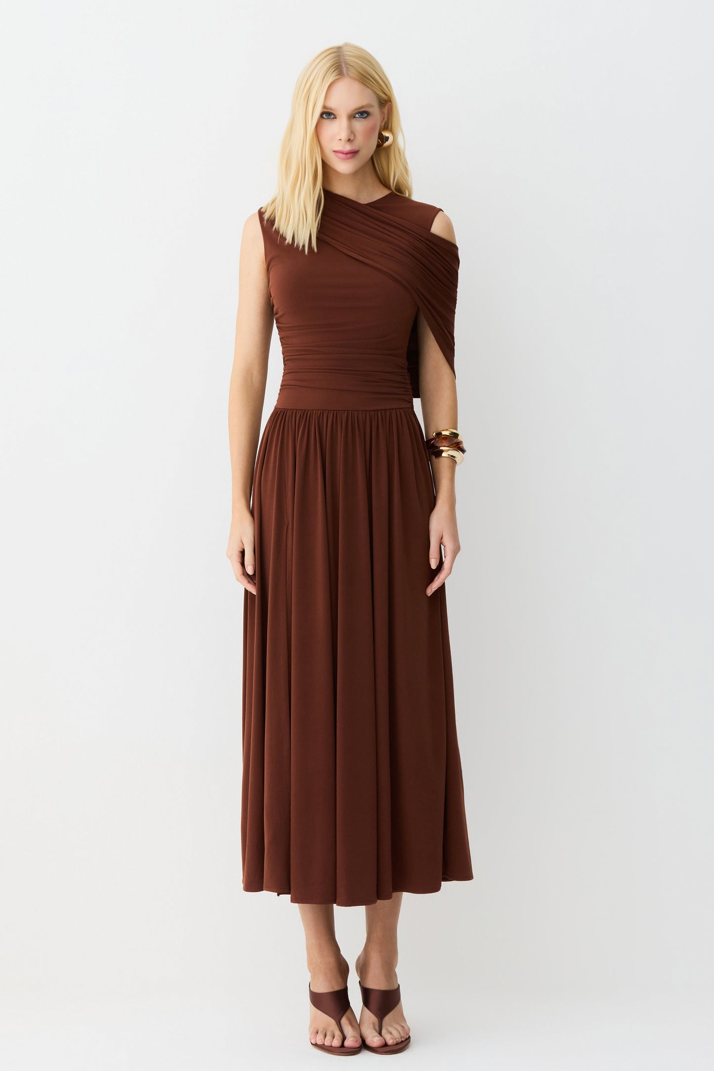 VESTIDO MIDI SOBREPOSICAO FLUIDA COM FRANZIDOS CORPO MARROM TERRA