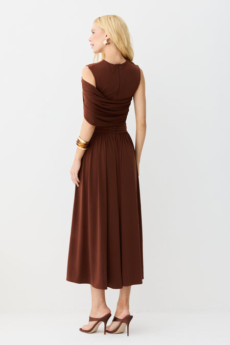 VESTIDO MIDI SOBREPOSICAO FLUIDA COM FRANZIDOS CORPO MARROM TERRA