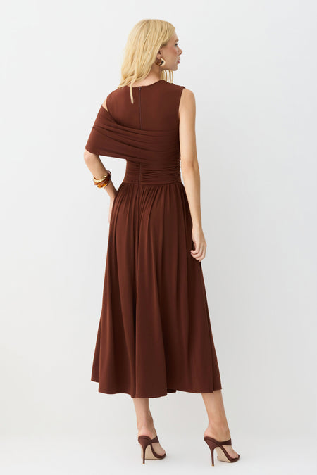 VESTIDO MIDI SOBREPOSICAO FLUIDA COM FRANZIDOS CORPO MARROM TERRA