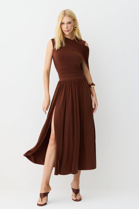 VESTIDO MIDI SOBREPOSICAO FLUIDA COM FRANZIDOS CORPO MARROM TERRA