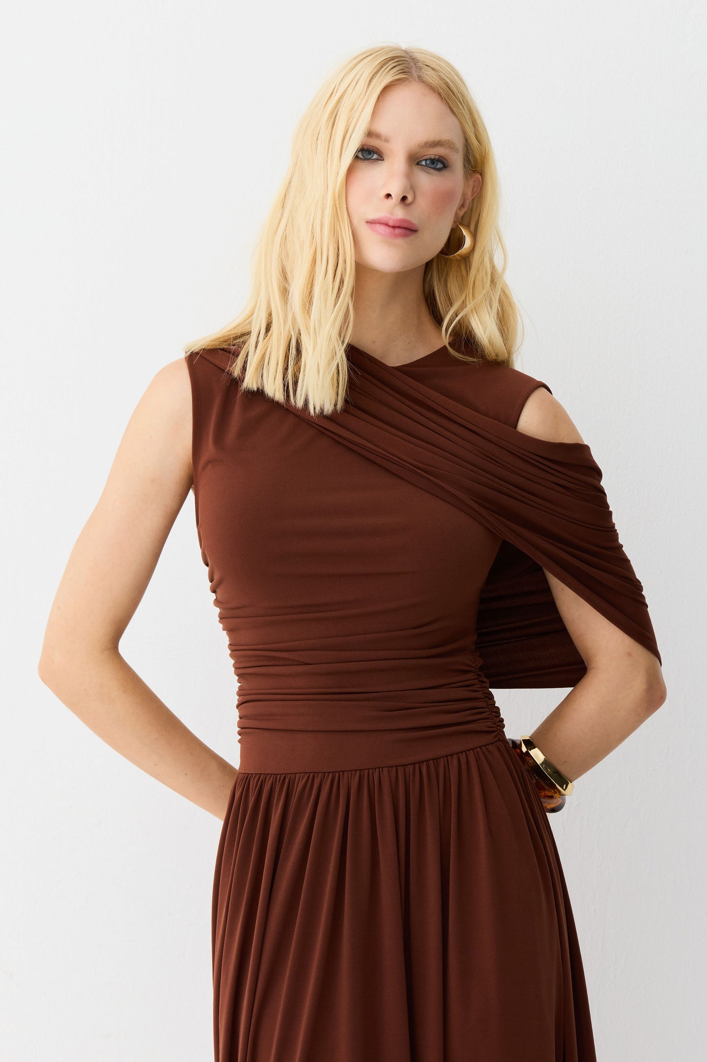 VESTIDO MIDI SOBREPOSICAO FLUIDA COM FRANZIDOS CORPO MARROM TERRA