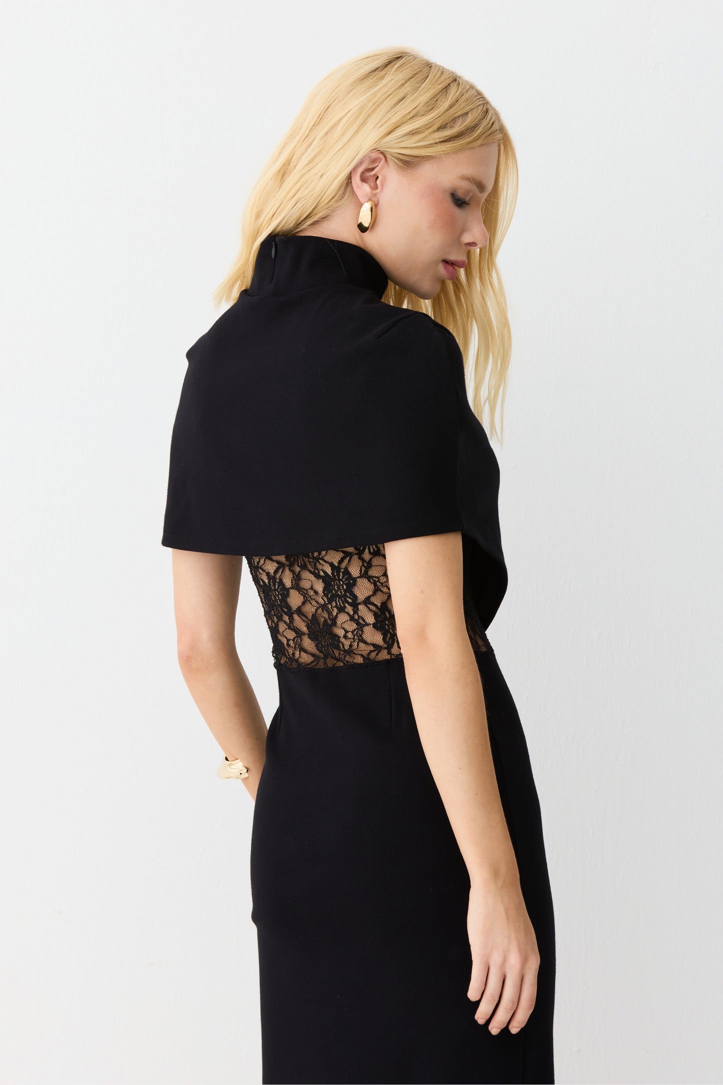 VESTIDO MIDI ALONGADO RENDA COSTAS E LATERAIS PRETO
