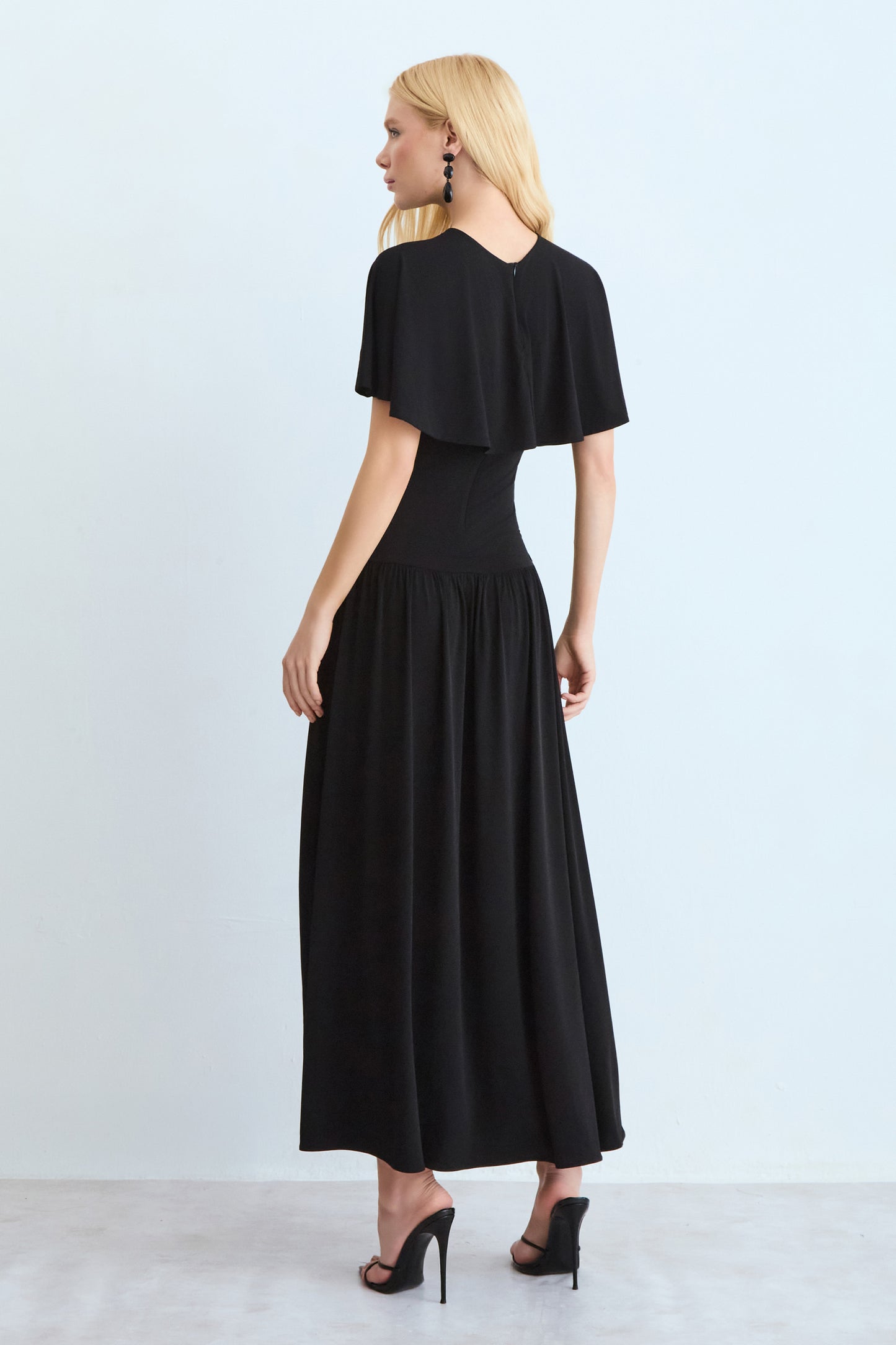 VESTIDO MIDI DETALHE FAIXA CINTURA SOBREPOSICAO FLUIDA PRETO
