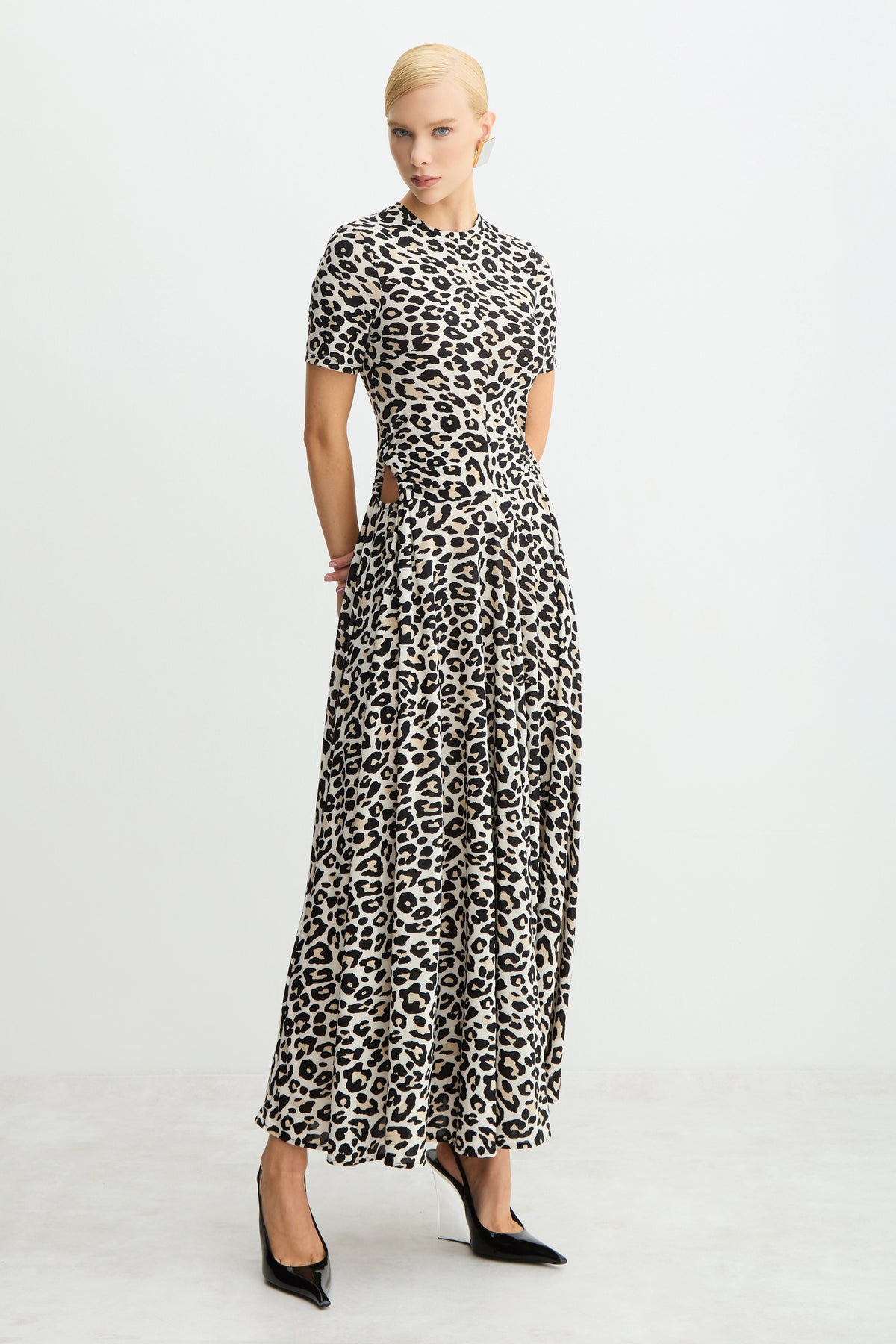 VESTIDO MIDI ALONGADO FRANZIDOS COM ABERTURA LATERAL ESTAMPA ONCA