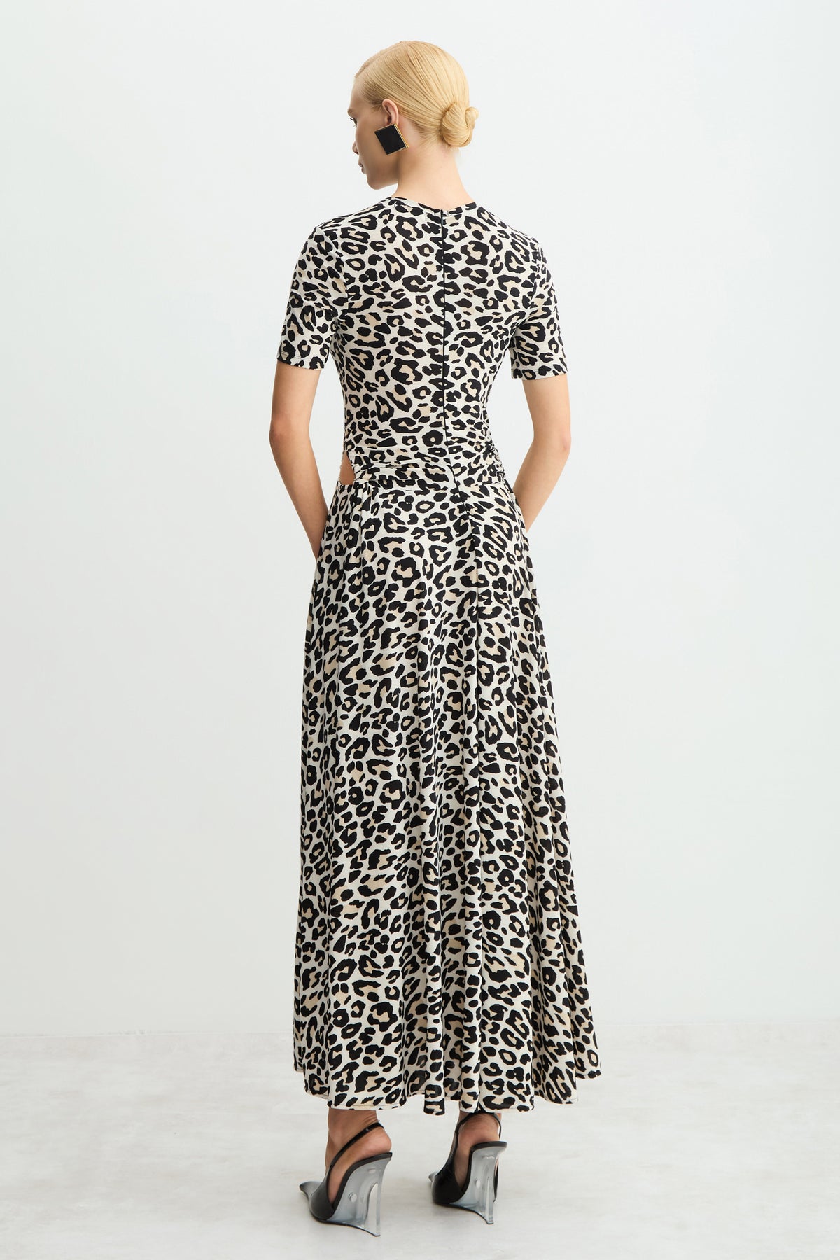 VESTIDO MIDI ALONGADO FRANZIDOS COM ABERTURA LATERAL ESTAMPA ONCA