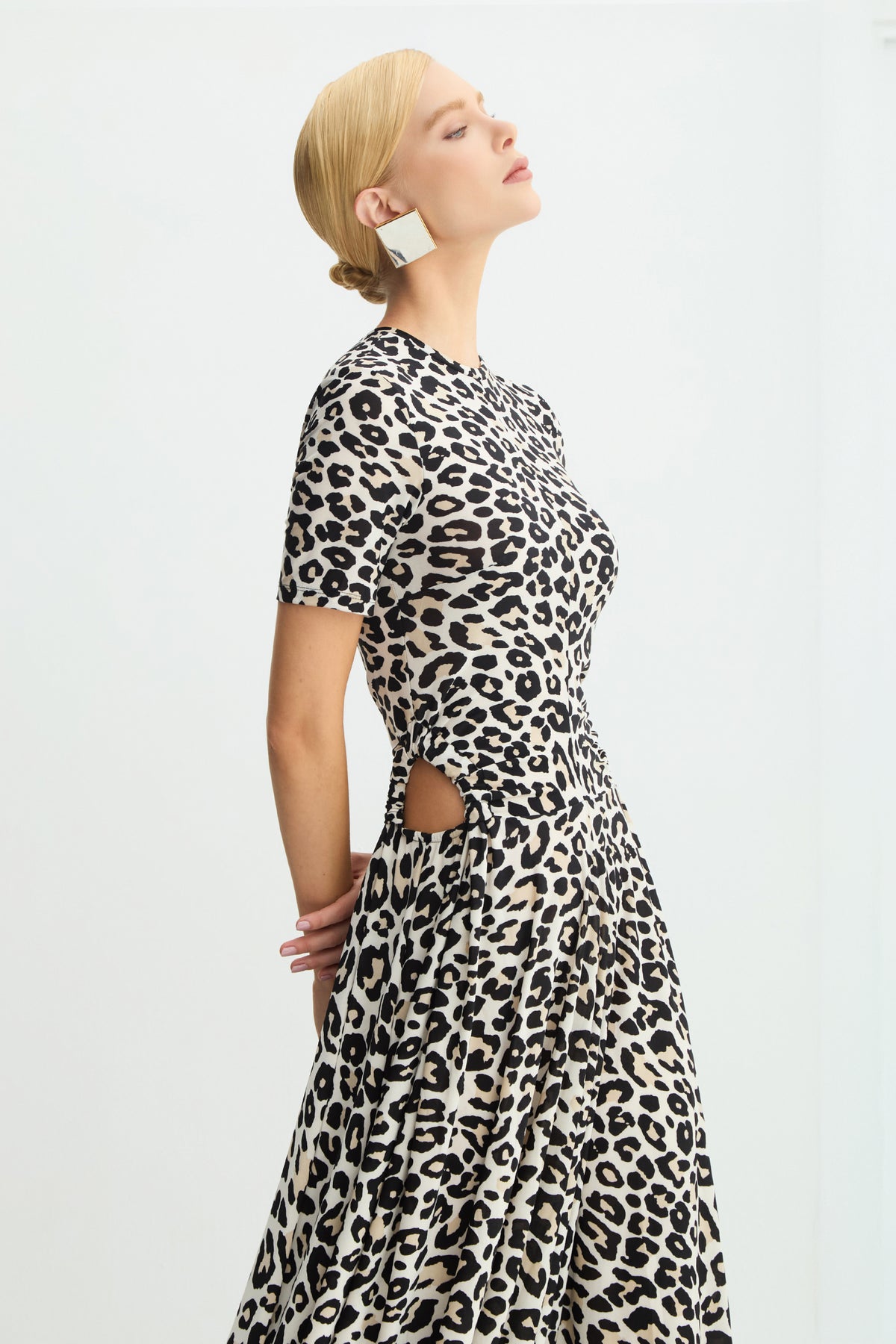 VESTIDO MIDI ALONGADO FRANZIDOS COM ABERTURA LATERAL ESTAMPA ONCA