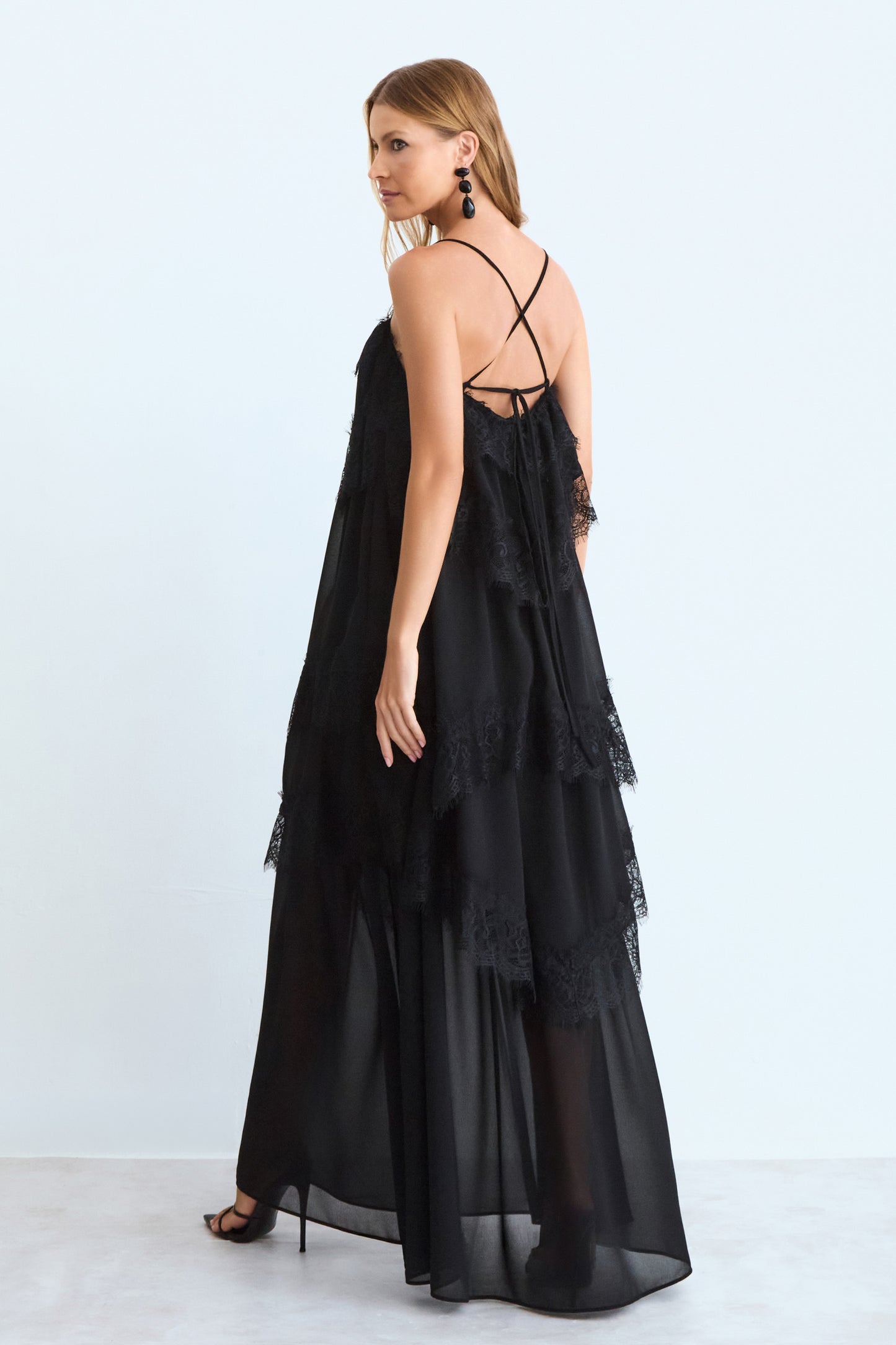 VESTIDO MIDI BABADOS COM DETALHE RENDA BARRA PRETO