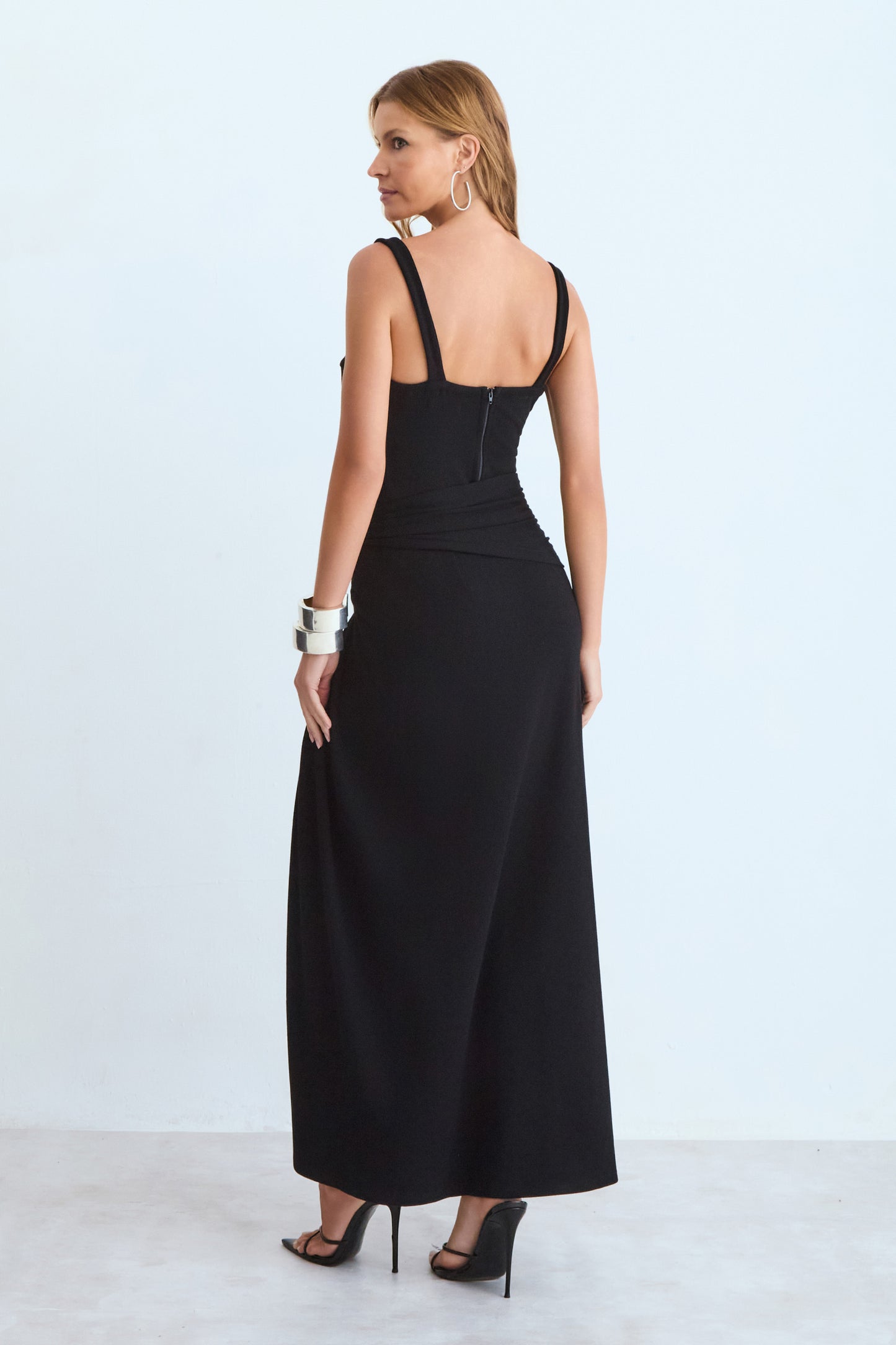 VESTIDO MIDI TORCAO LATERAL RECORTE BUSTO PRETO