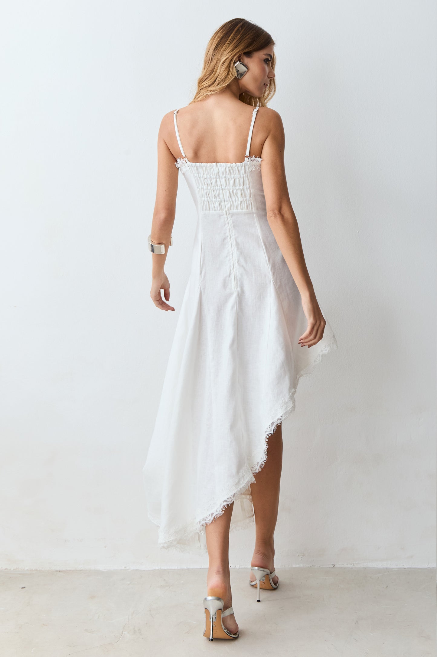 VESTIDO MIDI BARRA ASSIMETRICA DETALHE RENDA E BUSTO BRANCO