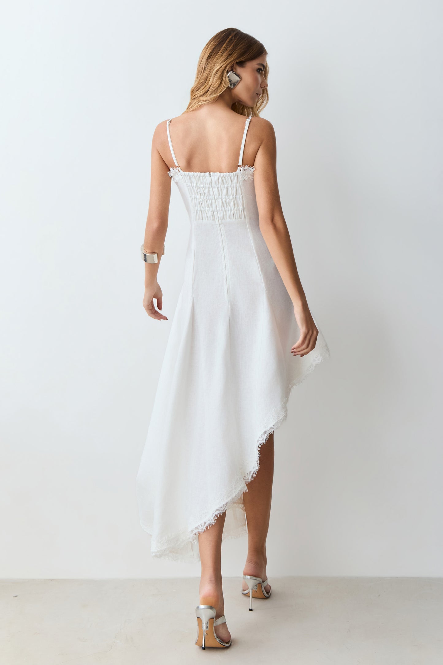 VESTIDO MIDI BARRA ASSIMETRICA DETALHE RENDA E BUSTO BRANCO