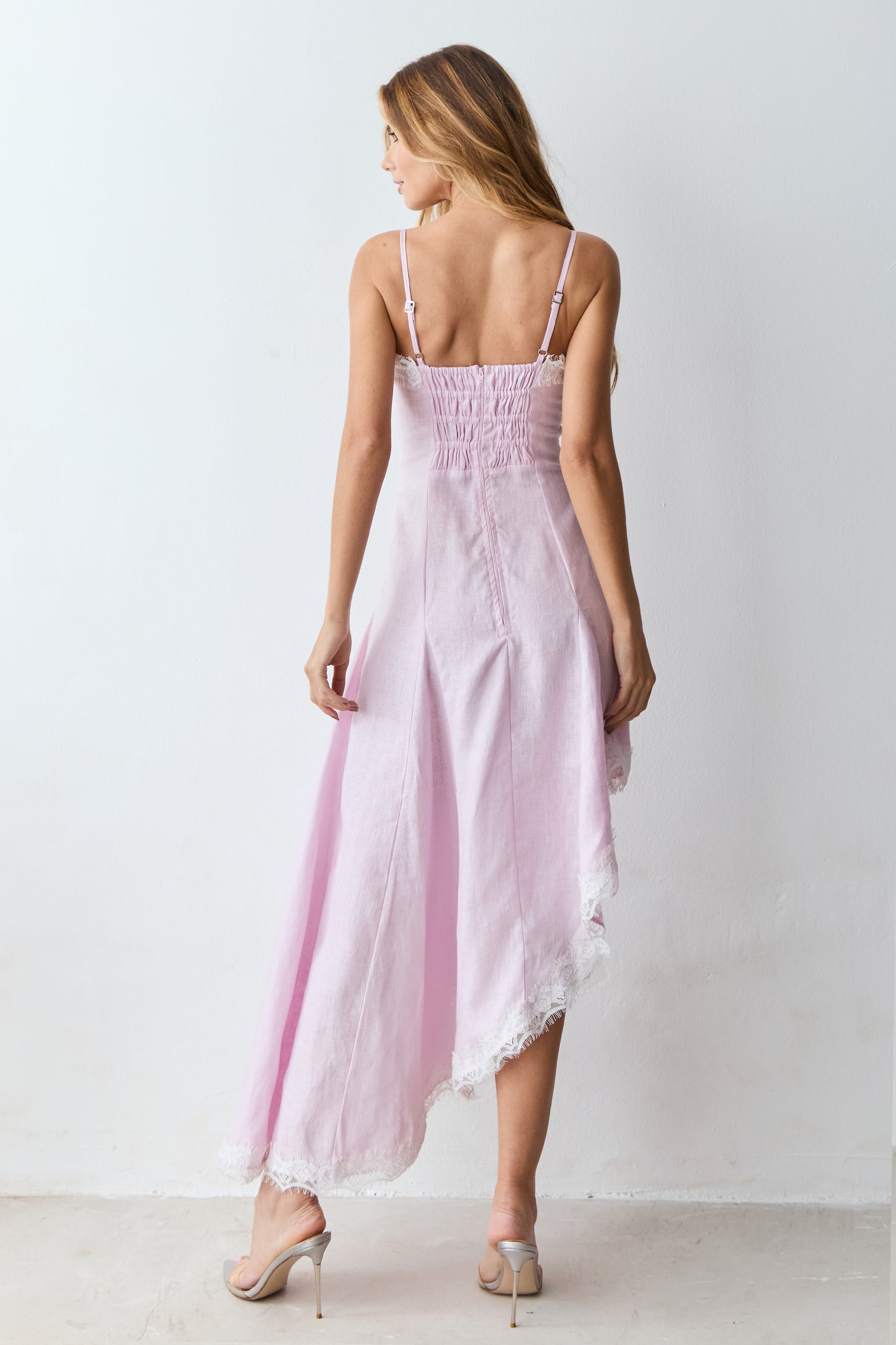 VESTIDO MIDI BARRA ASSIMETRICA DETALHE RENDA E BUSTO ROSA BEBE