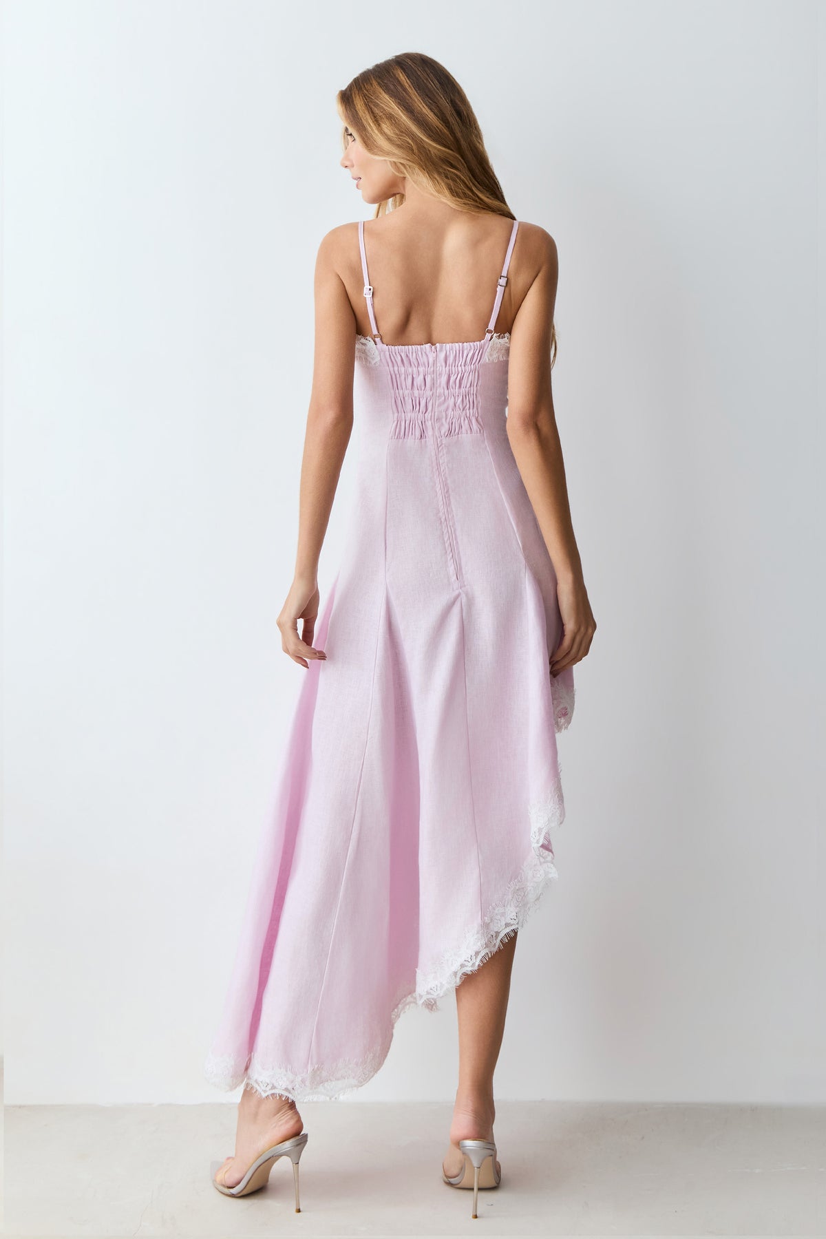 VESTIDO MIDI BARRA ASSIMETRICA DETALHE RENDA E BUSTO ROSA BEBE