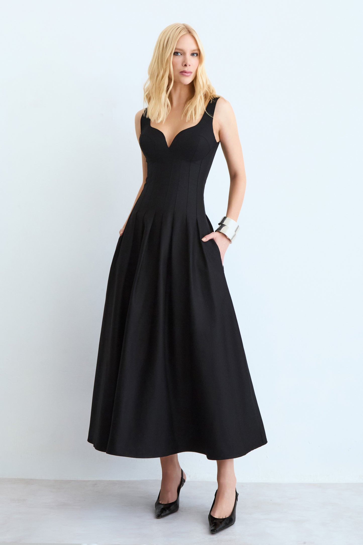 VESTIDO MIDI RECORTE V BUSTO E PREGAS NA SAIA PRETO