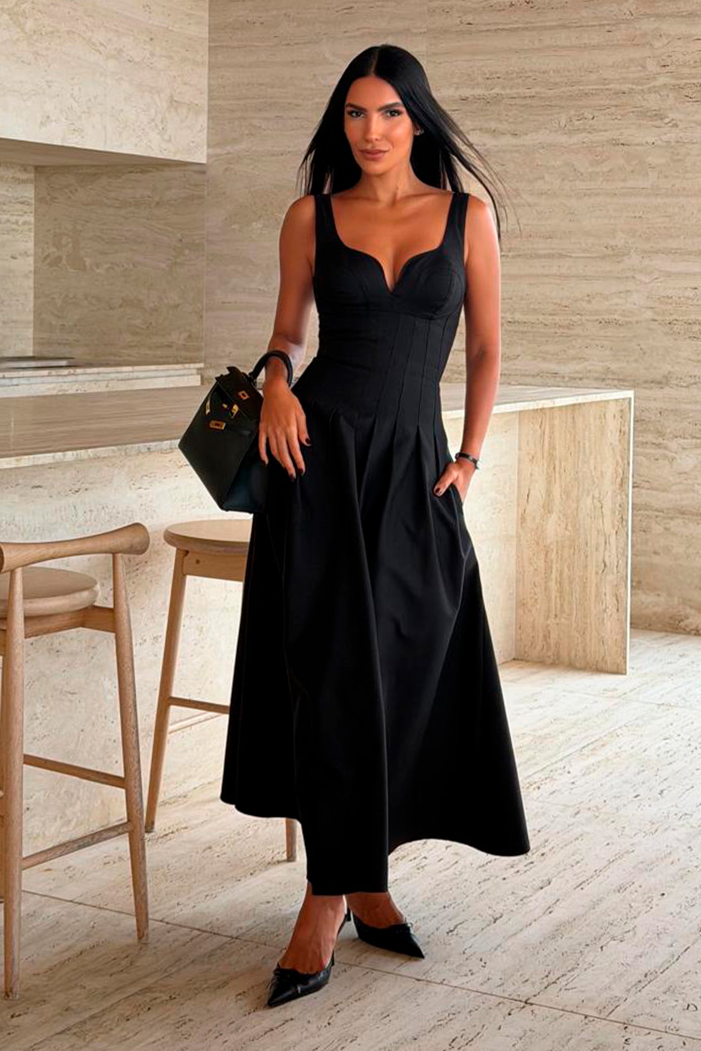 VESTIDO MIDI RECORTE V BUSTO E PREGAS NA SAIA PRETO