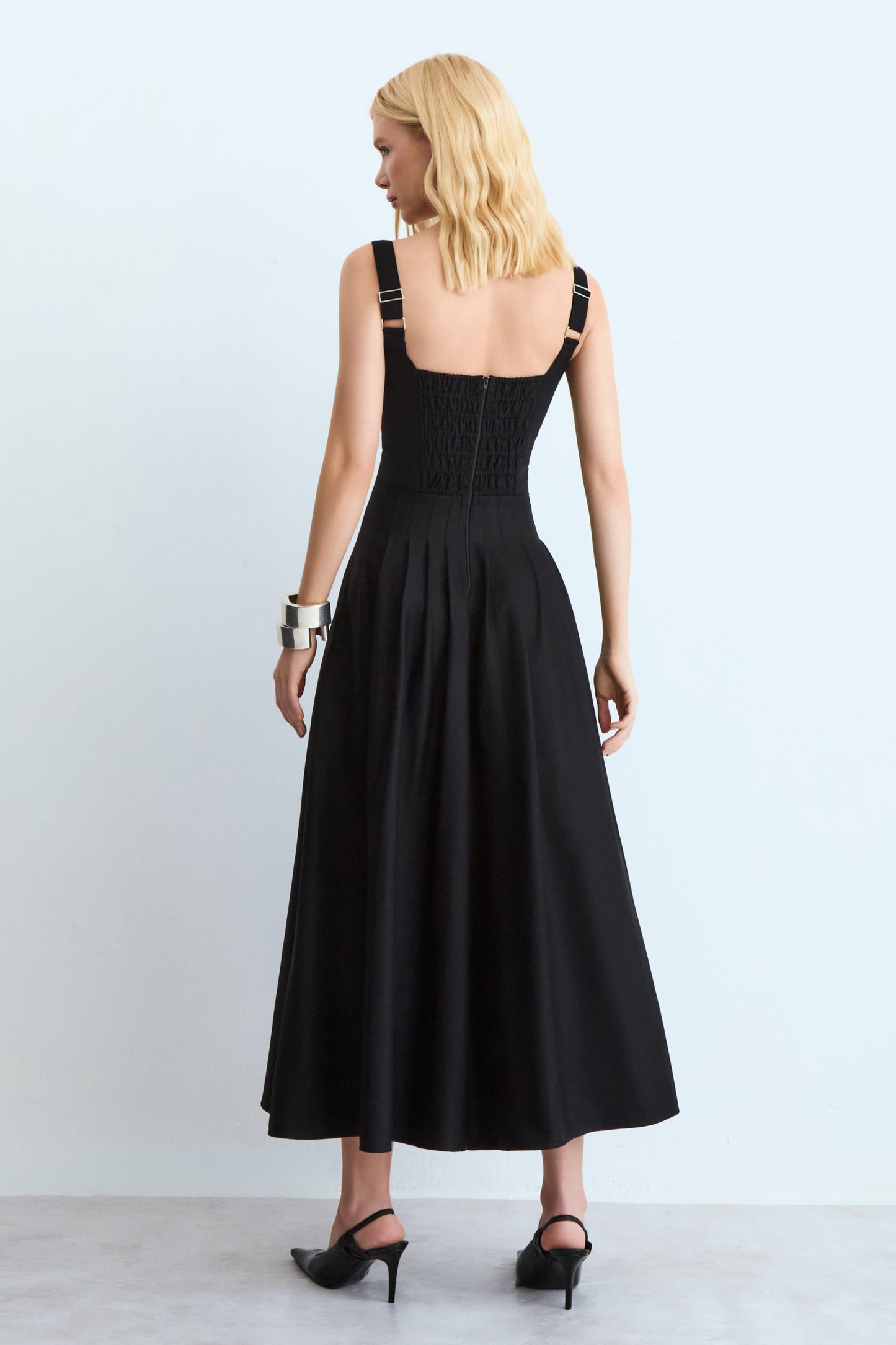 VESTIDO MIDI RECORTE V BUSTO E PREGAS NA SAIA PRETO