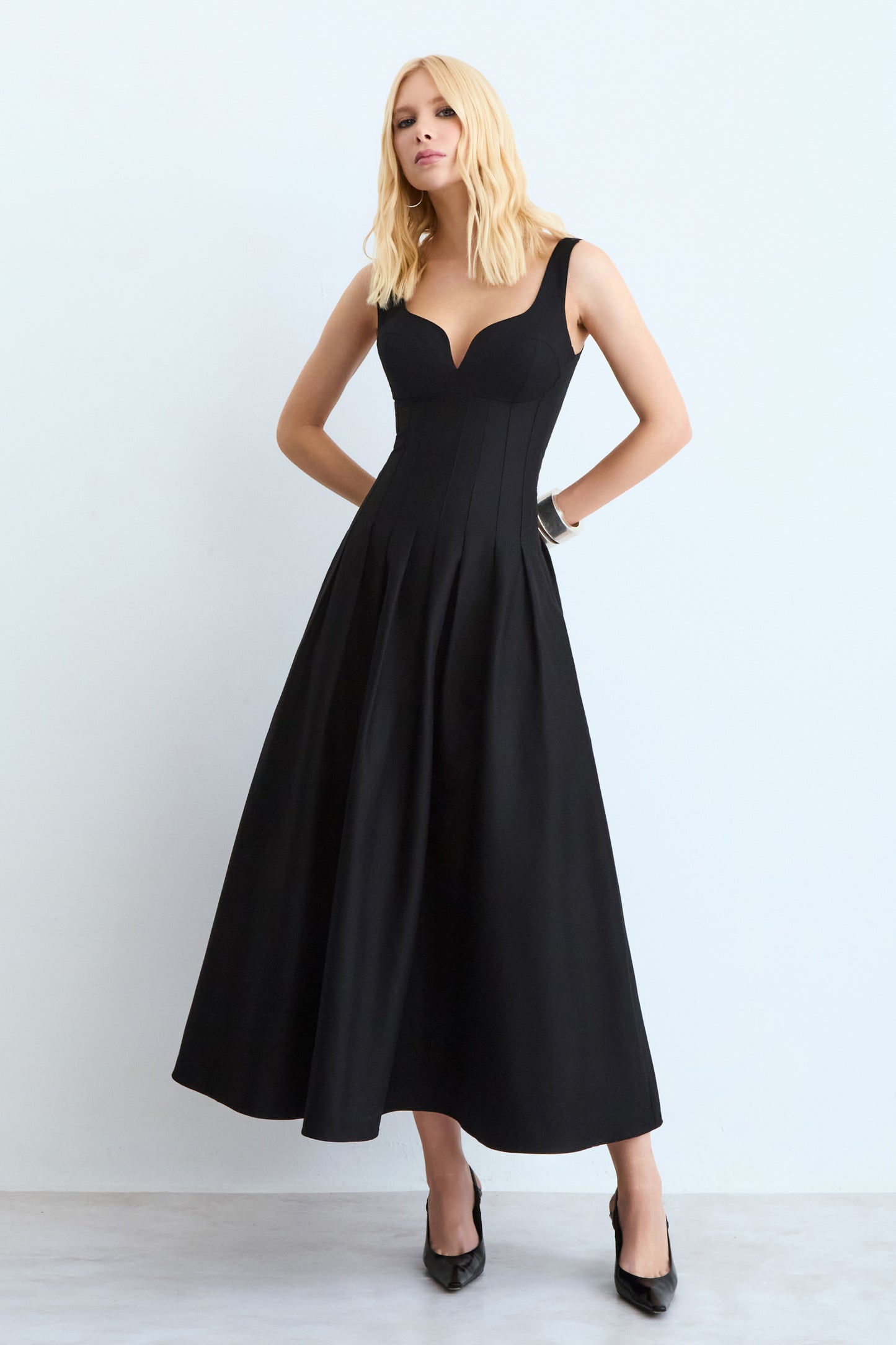 VESTIDO MIDI RECORTE V BUSTO E PREGAS NA SAIA PRETO