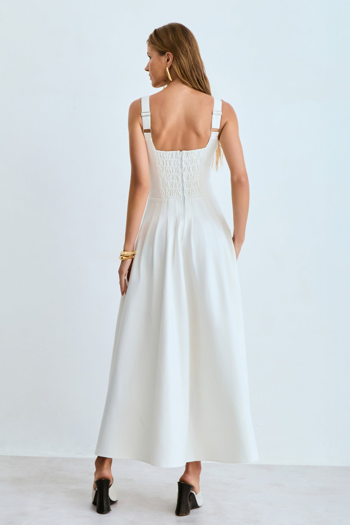 VESTIDO MIDI RECORTE V BUSTO E PREGAS NA SAIA OFF WHITE