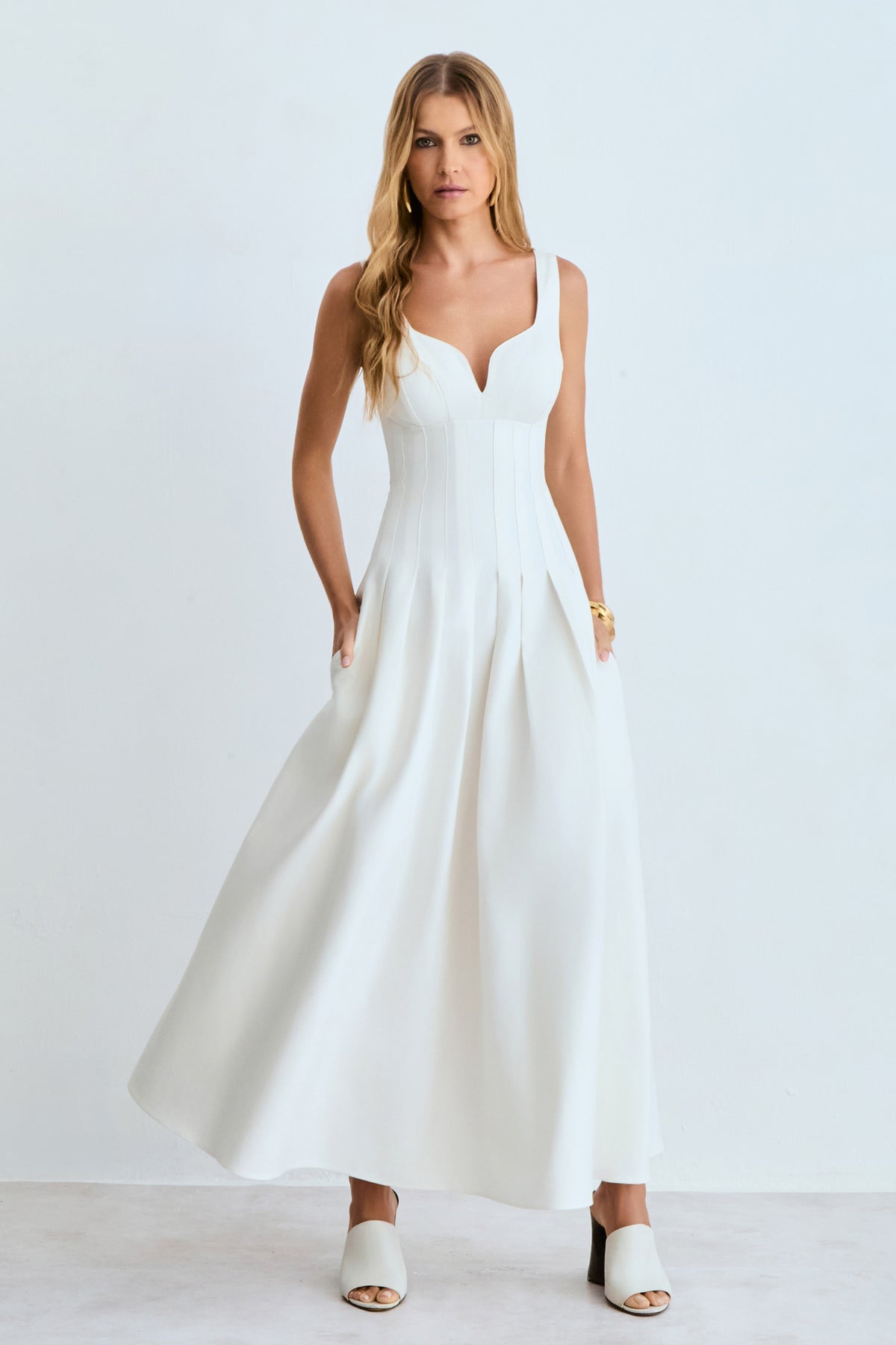 VESTIDO MIDI RECORTE V BUSTO E PREGAS NA SAIA OFF WHITE