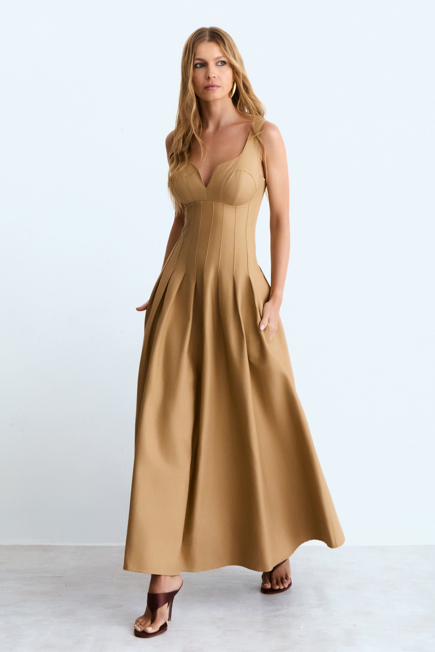 VESTIDO MIDI RECORTE V BUSTO E PREGAS NA SAIA KAKI