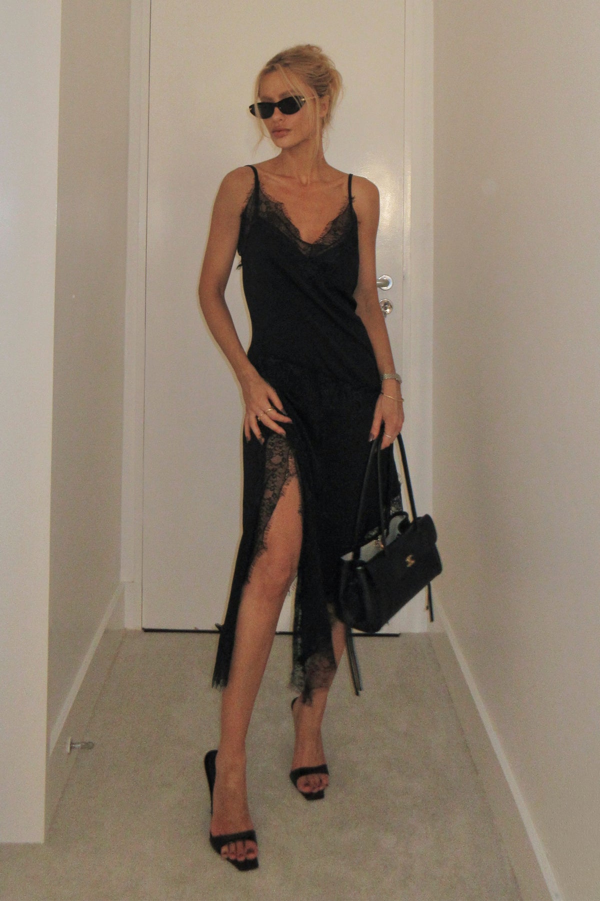 VESTIDO MIDI ALCA FINAS COM DETALHES EM RENDA PRETO