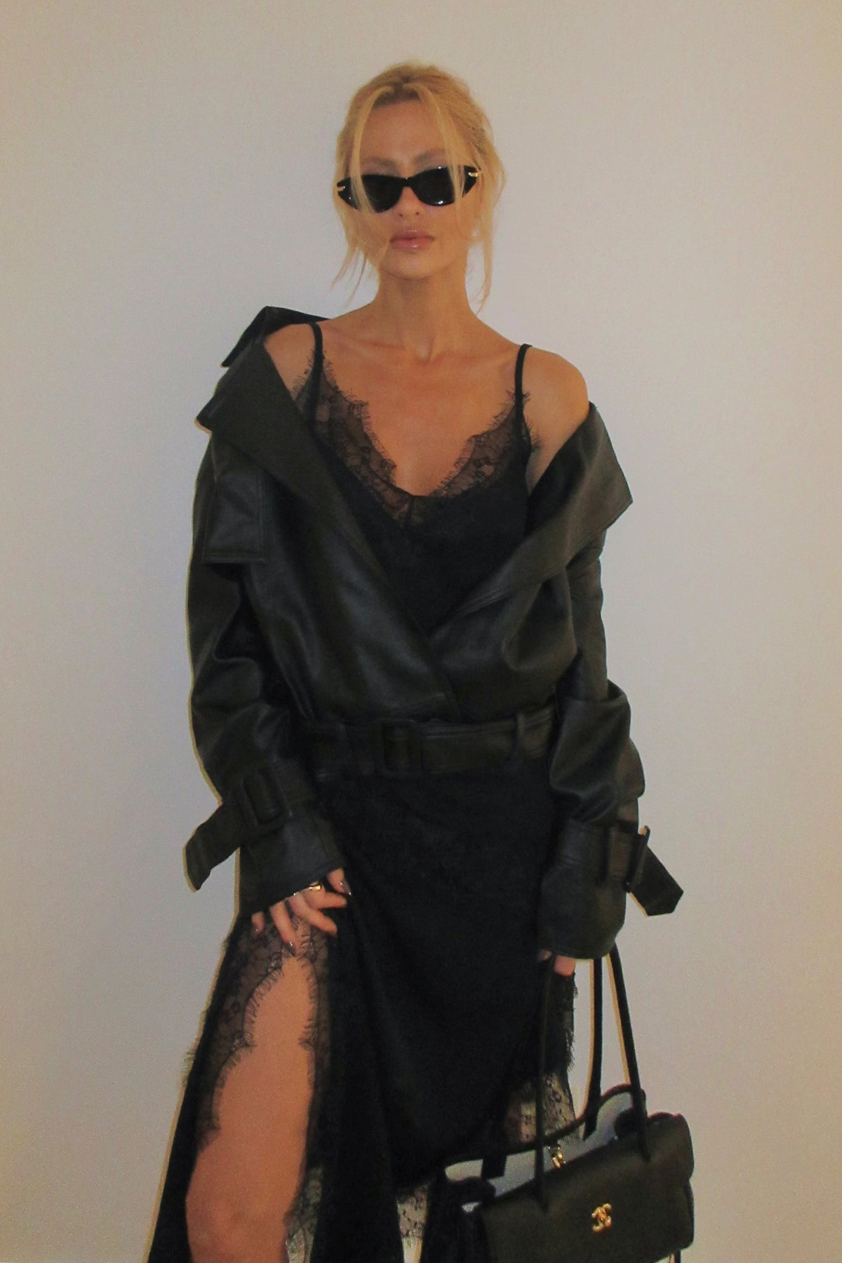 VESTIDO MIDI ALCA FINAS COM DETALHES EM RENDA PRETO