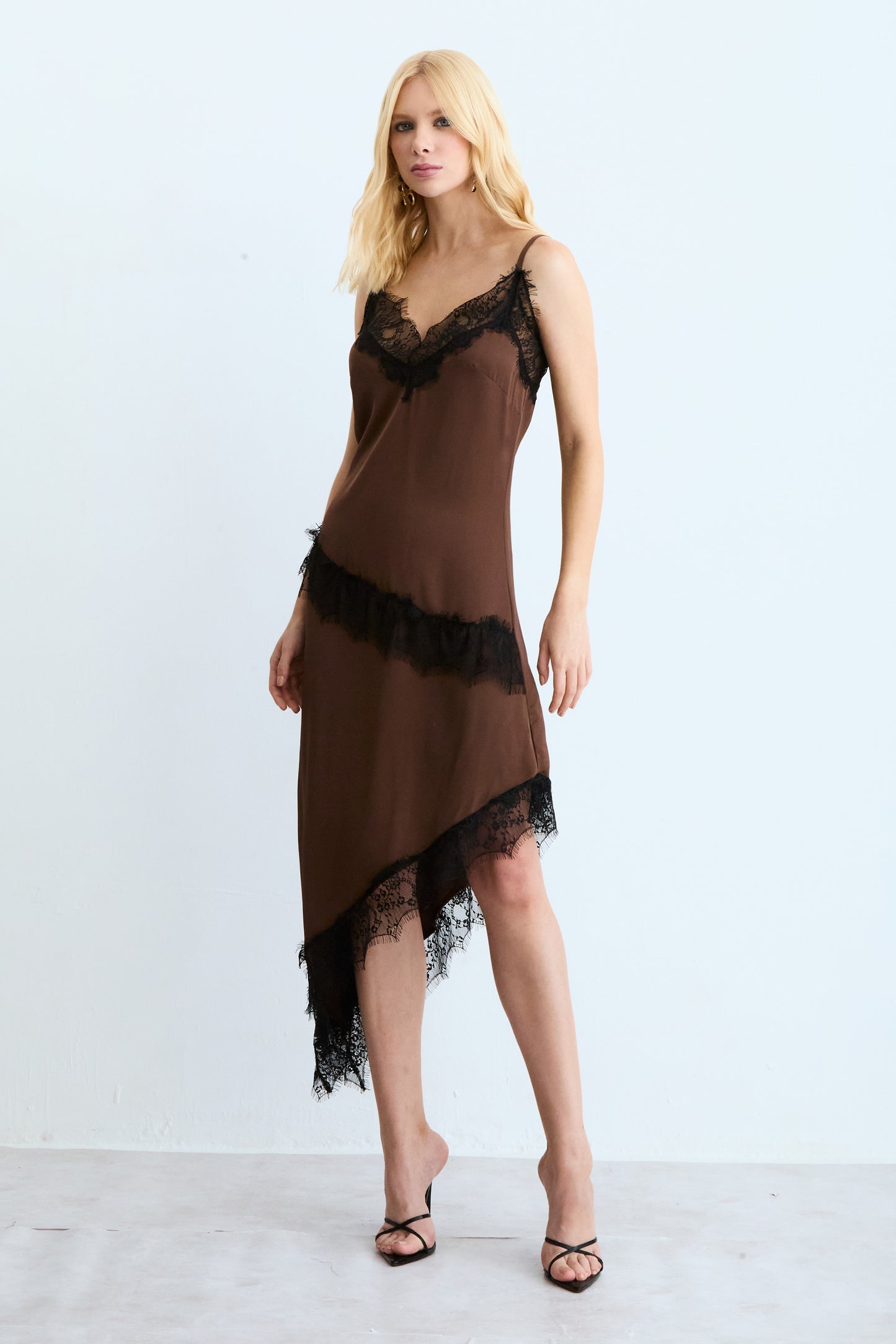 VESTIDO MIDI ALCA FINAS COM DETALHES EM RENDA MARROM